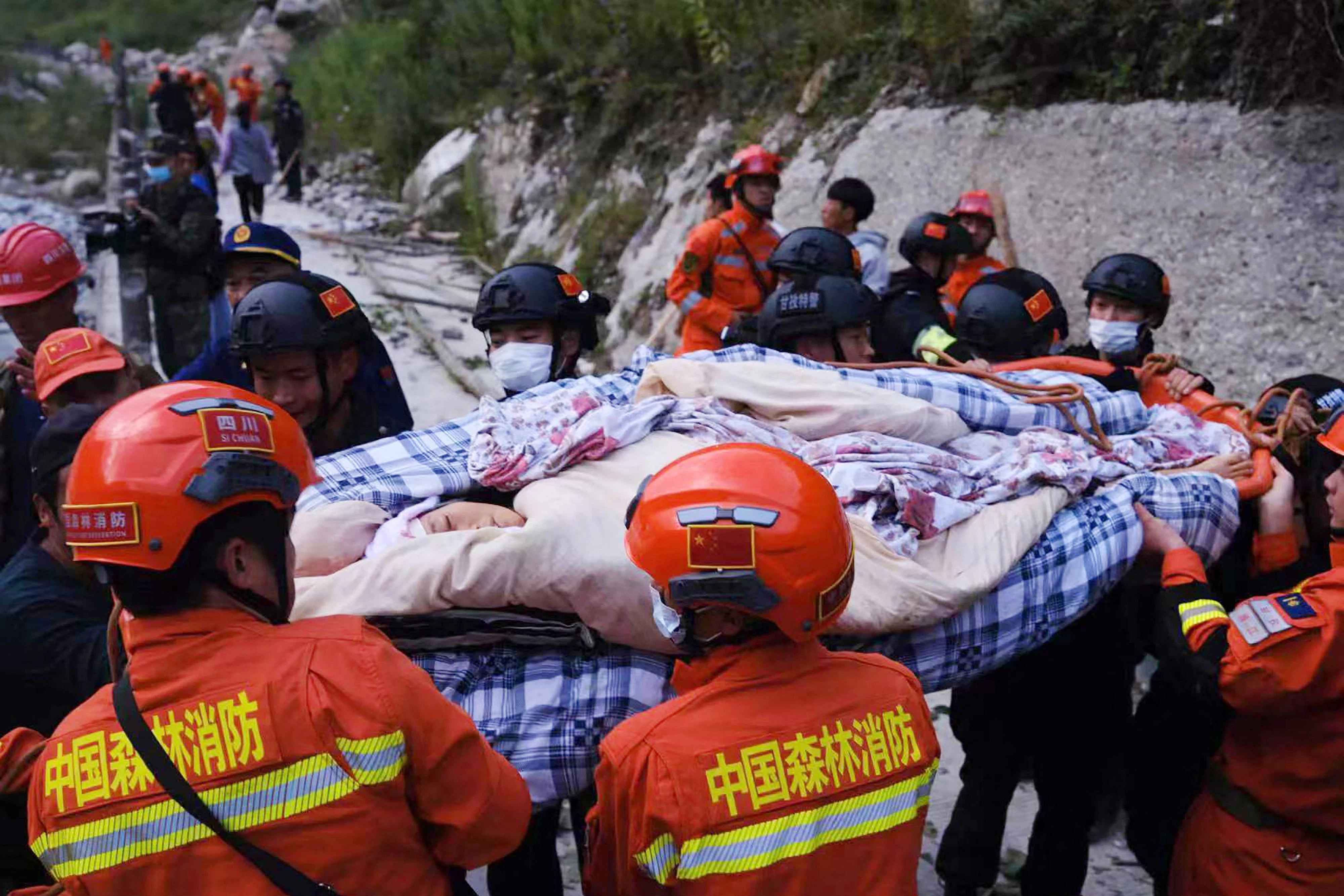 Download von www.picturedesk.com am 06.09.2022 (07:51).  This photo taken on September 5, 2022 shows rescue workers carrying an injured person after a 6.6-magnitude earthquake in Luding county, Ganzi, in China's southwestern Sichuan province. (Photo by AFP) / China OUT - 20220906_PD0756 - Rechteinfo: Rights Managed (RM) Nur für redaktionelle Nutzung! Werbliche Nutzung erfordert Freigabe: bitte schicken Sie uns eine Anfrage.