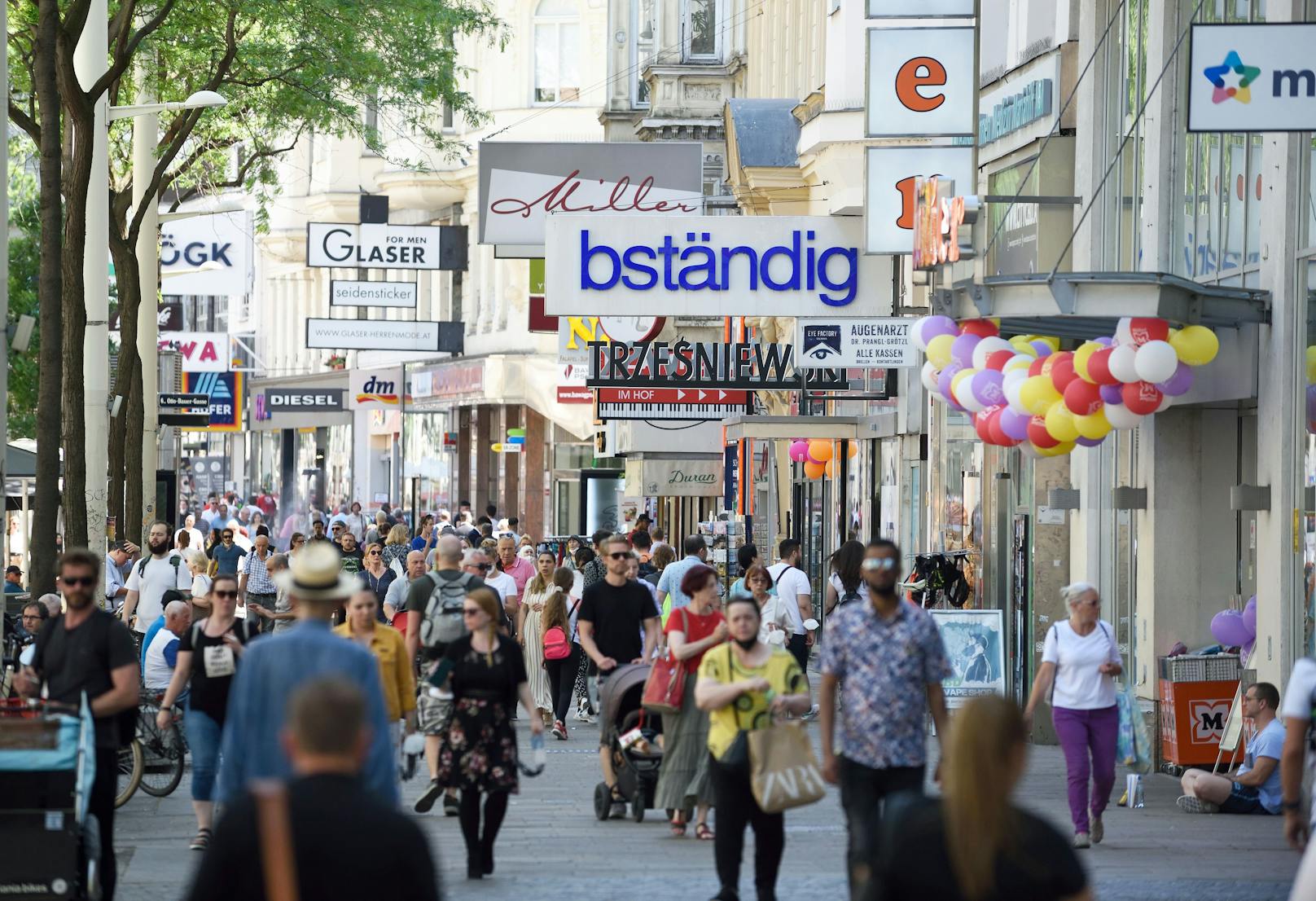Die Mariahilfer Straße - beliebte Einkaufsmeile in Wien.