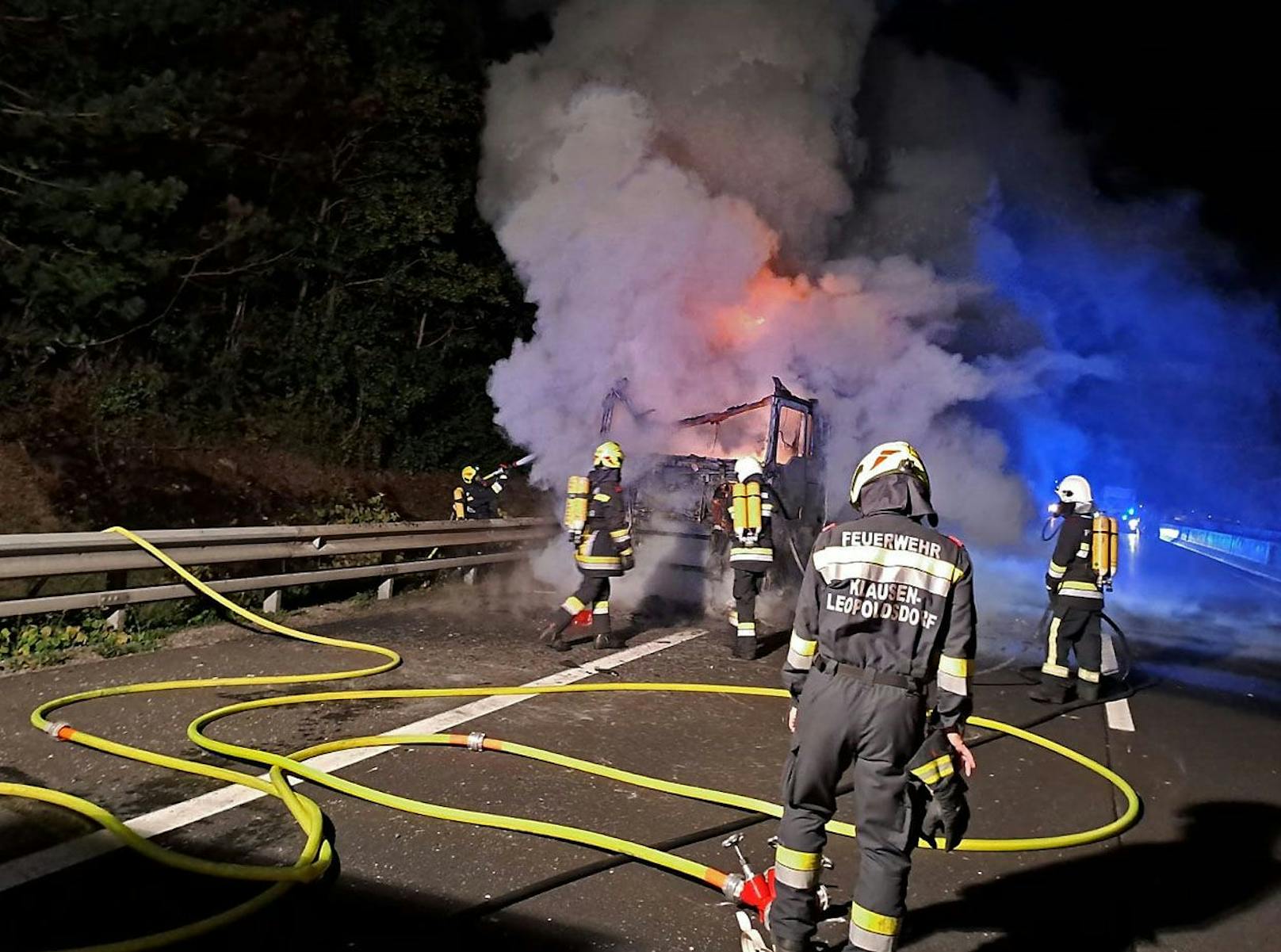 Das Führerhaus des Lkw brannte vollständig aus.