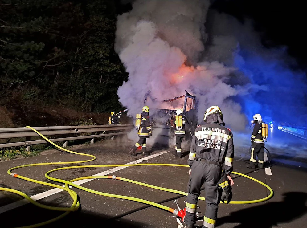 Die Feuerwehr löschte, die A21 musste gesperrt werden.