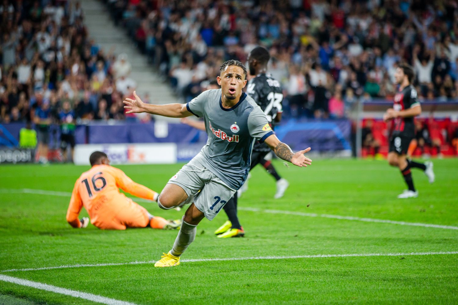 Noah Okafor beim Torjubel.