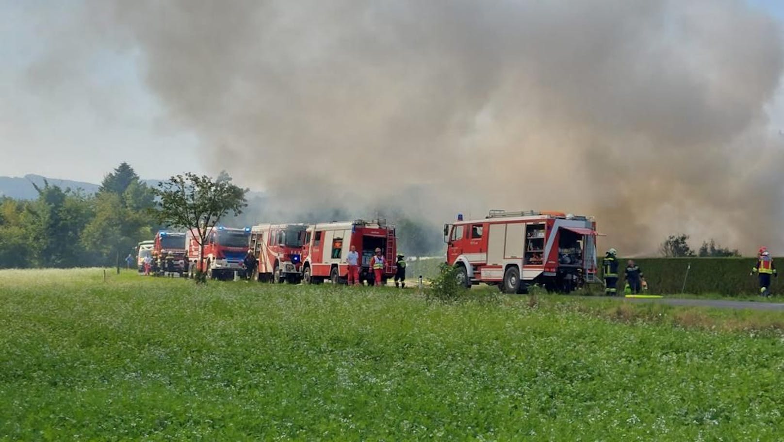 Wohnmobil-Brand bei Neulengbach: Mehrere Feuerwehren im Einsatz