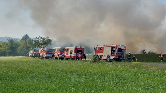 Wohnmobil-Brand bei Neulengbach: Feuerwehr im Einsatz