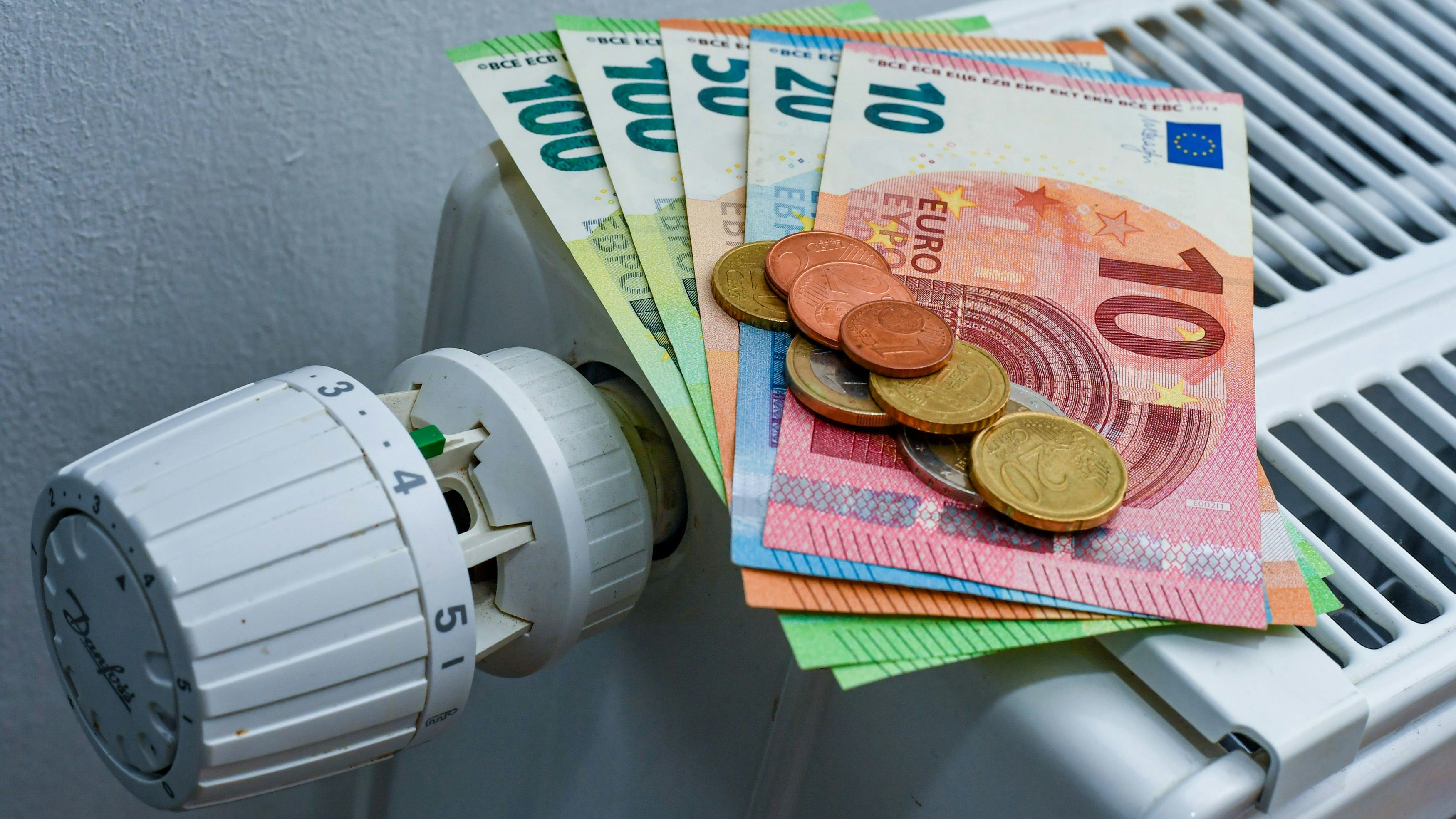 Heizung aufdrehen? Das kann nicht nur zu Geld-, sondern auch Haftstrafen führen.