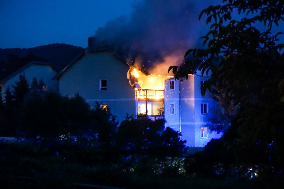 Großeinsatz bei Brand in Mehrparteienhaus
