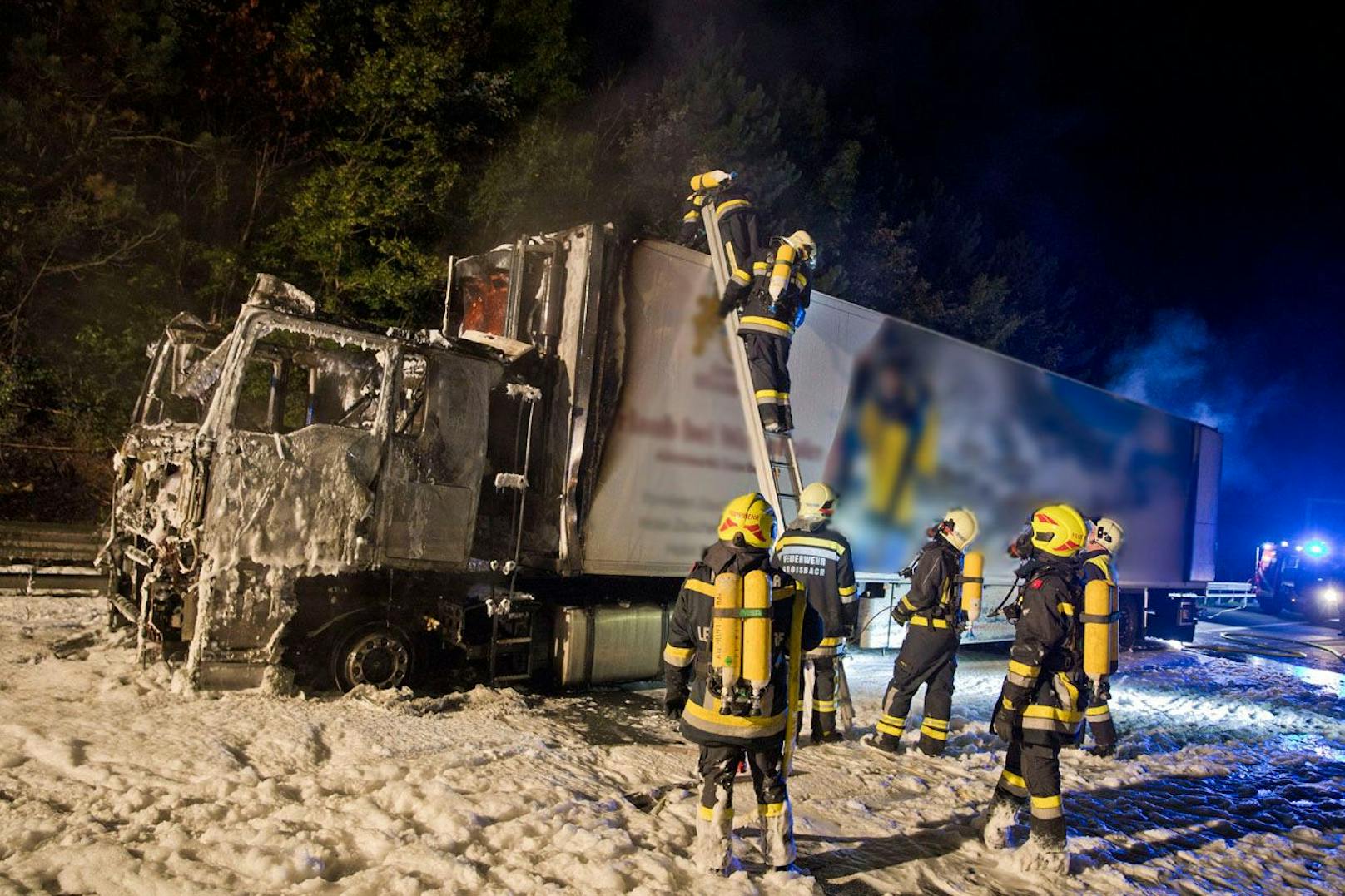 Das Führerhaus des Lkw brannte vollständig aus.