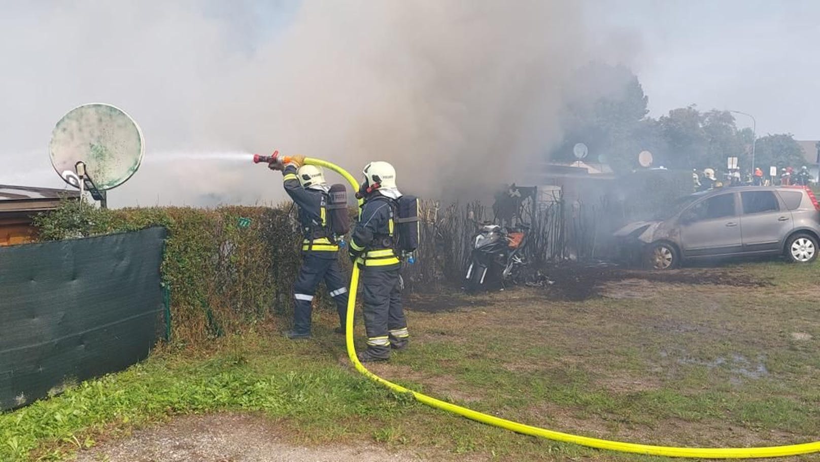 Wohnmobil-Brand bei Neulengbach: Feuerwehr im Einsatz