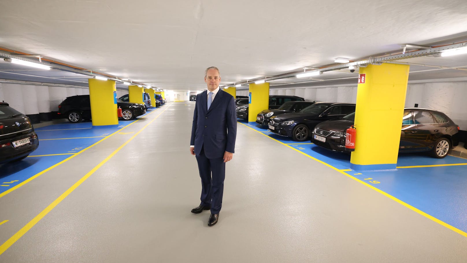 Johann Breiteneder präsentierte stolz die neue Garage im Untergeschoss.