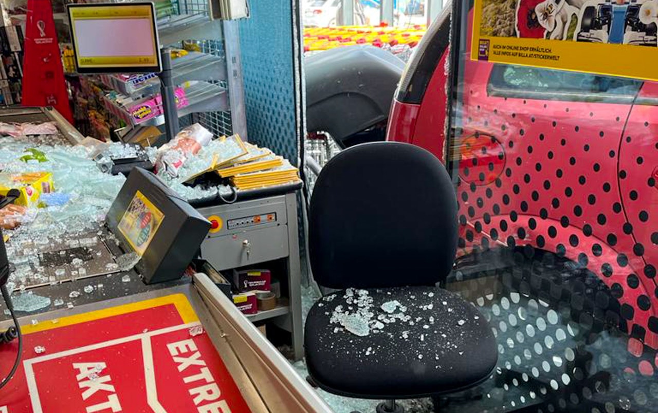 Heute.at - Verletzte – Auto crasht ungebremst in Billa-Filiale