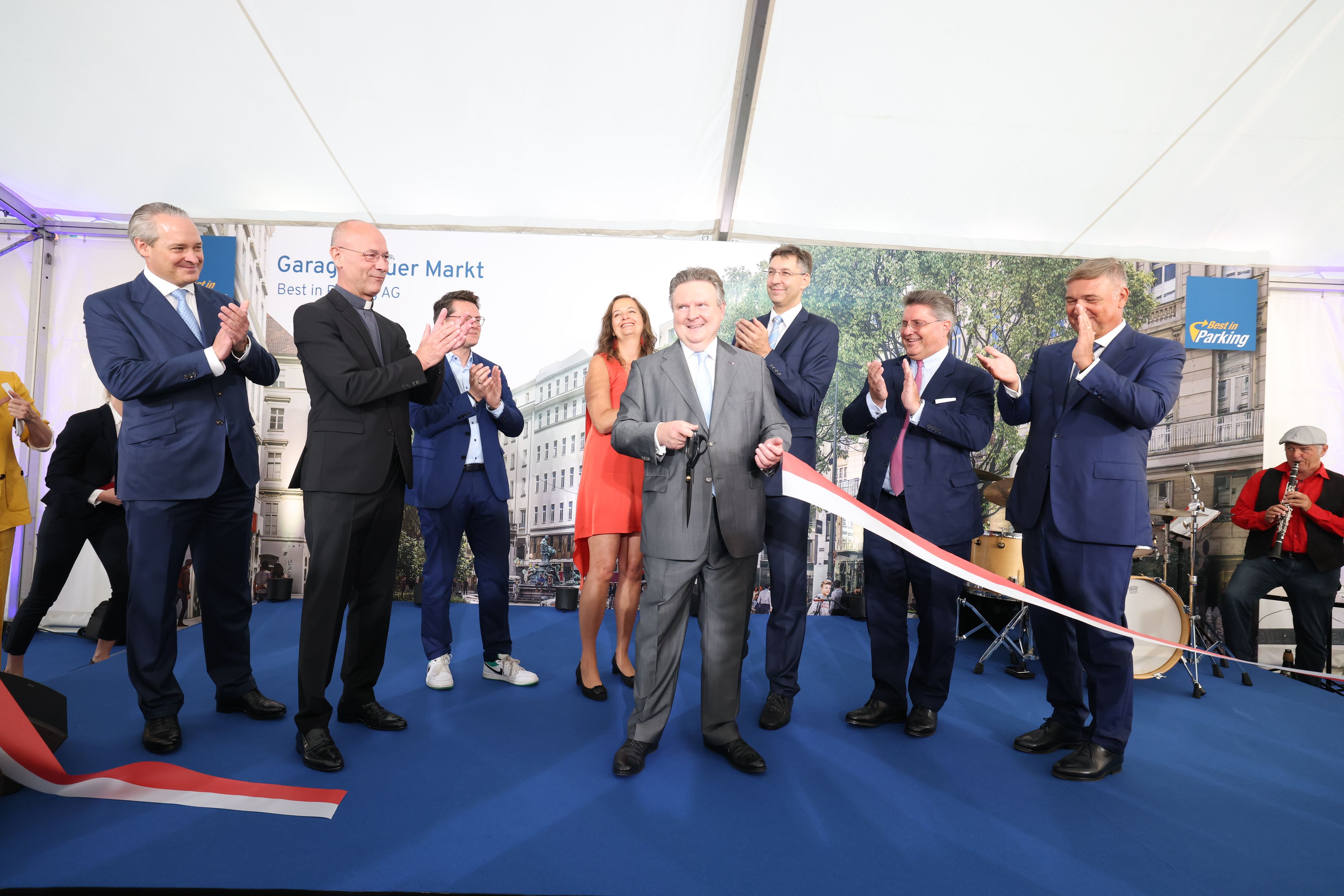 Johannes Breiteneder (Best in Parking), Dompfarrer Toni Faber, Klimastadtrat Jürgen Czernohorszky, Planungsstadträtin Ulli Sima, Bürgemeister Michael Ludwig, City-BezirkschefMarkus Figl, Porr-CEO Karl-Heinz Strauss, WKW-Chef Walter Ruck.