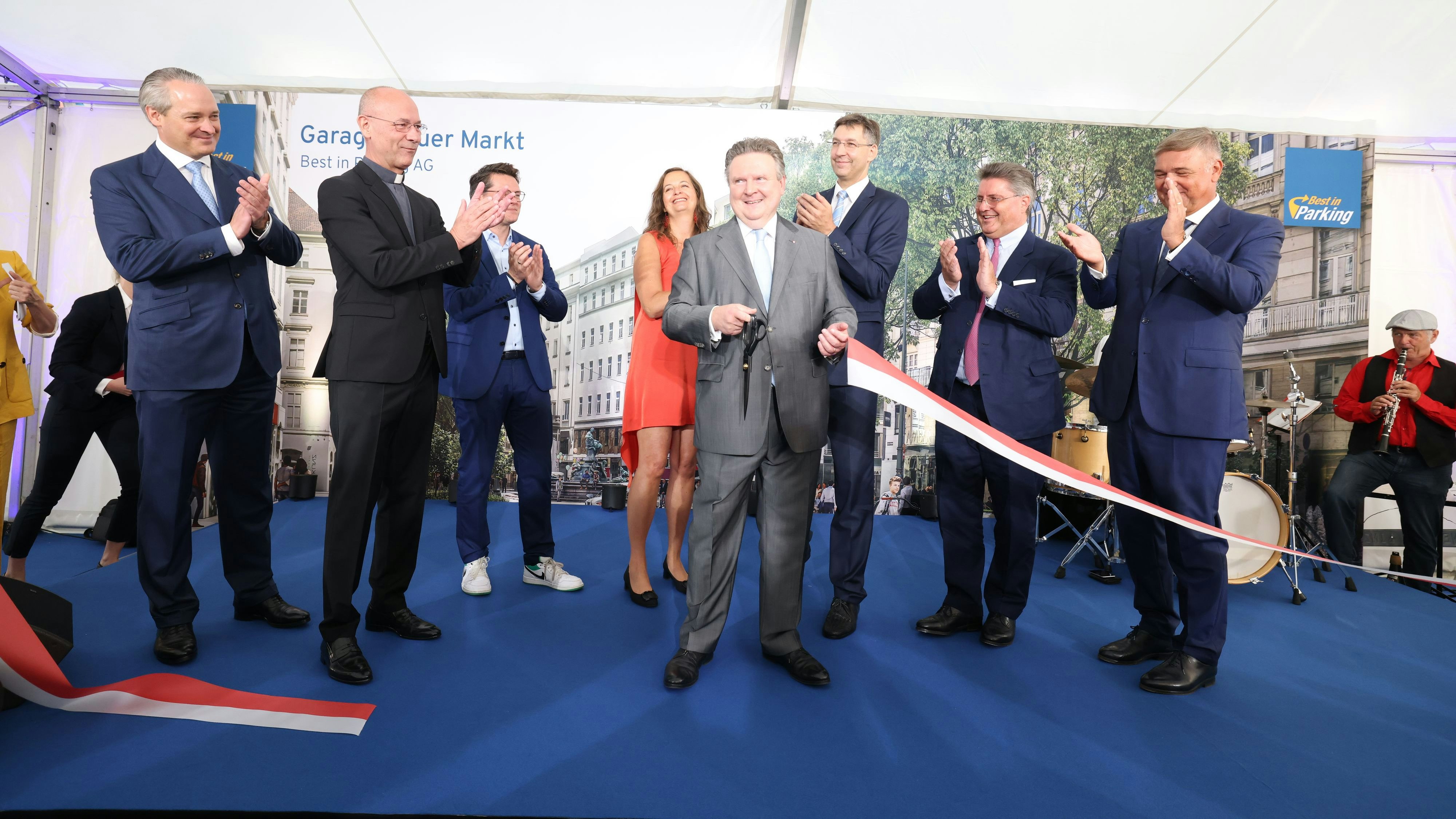 Johannes Breiteneder (Best in Parking), Dompfarrer Toni Faber, Klimastadtrat Jürgen Czernohorszky, Planungsstadträtin Ulli Sima, Bürgemeister Michael Ludwig, City-BezirkschefMarkus Figl, Porr-CEO Karl-Heinz Strauss, WKW-Chef Walter Ruck.