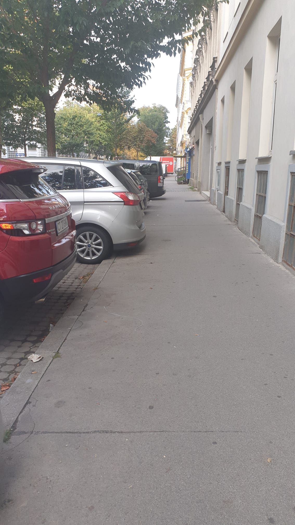 Wer mit seinem Auto auf den Gehsteig ragt, riskiert eine deftige Falschparker-Strafe. Symbolbild