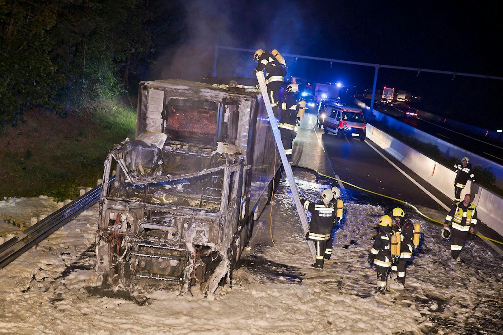 Das Führerhaus des Lkw brannte vollständig aus.