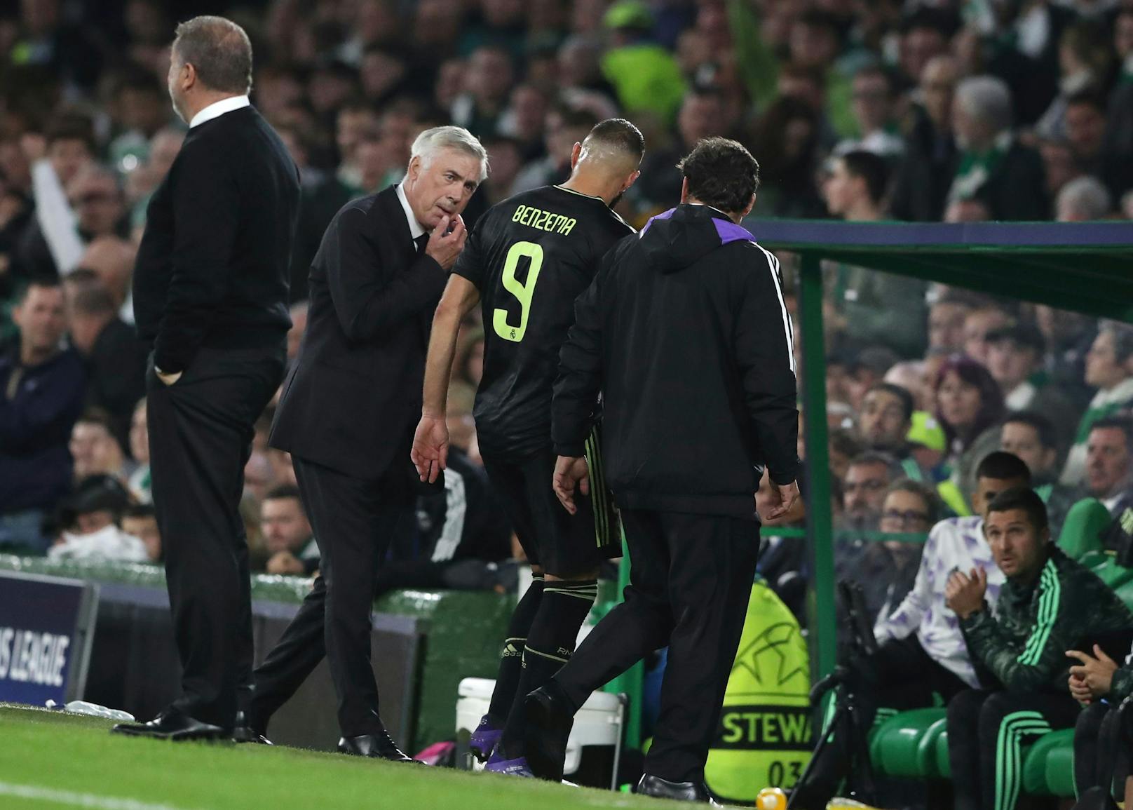 Karim Benzema humpelt verletzt vom Platz.