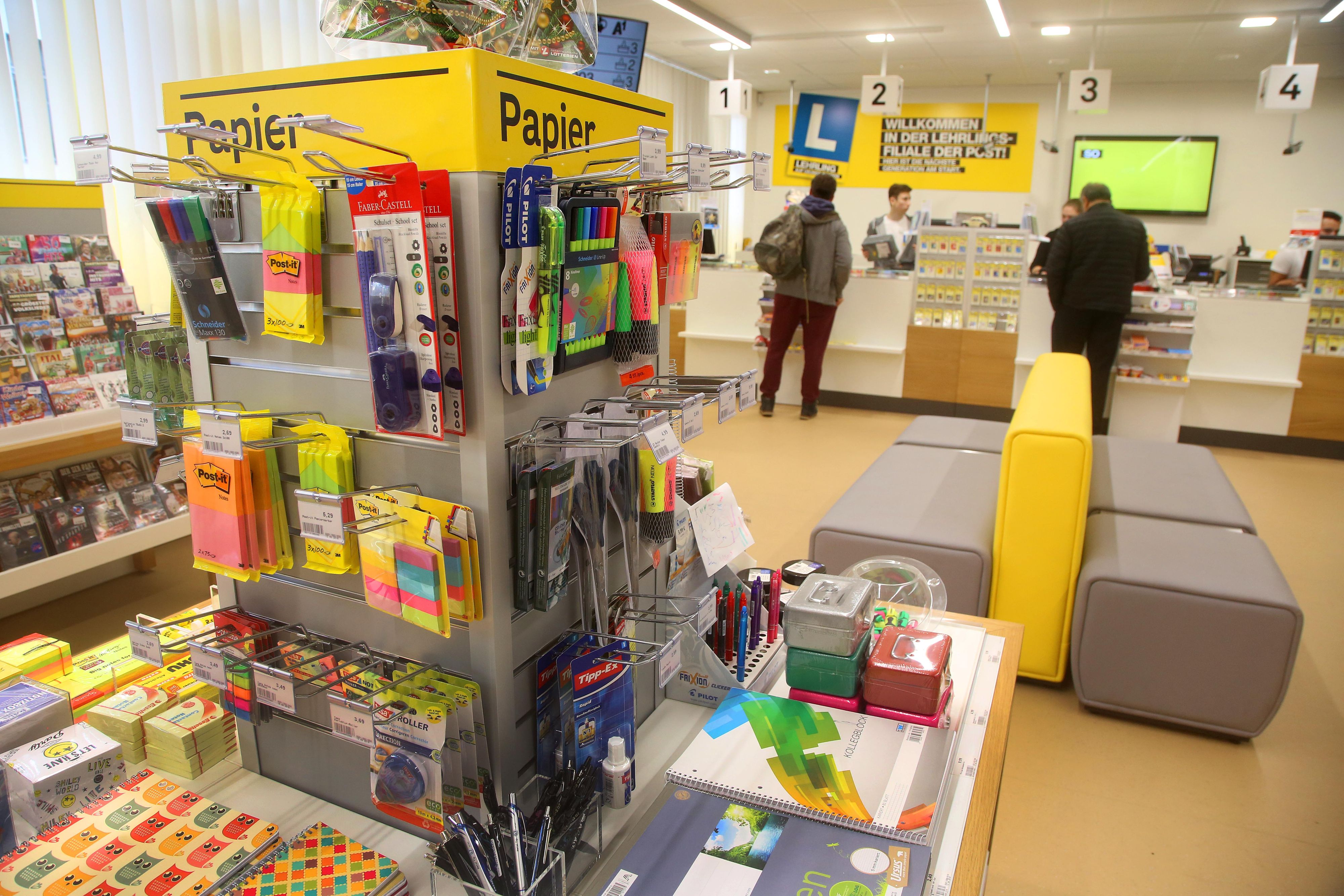 Die Unternehmenszentrale der Post vergibt Decken an ihre Mitarbeiterinnen und Mitarbeiter (Symbolbild).