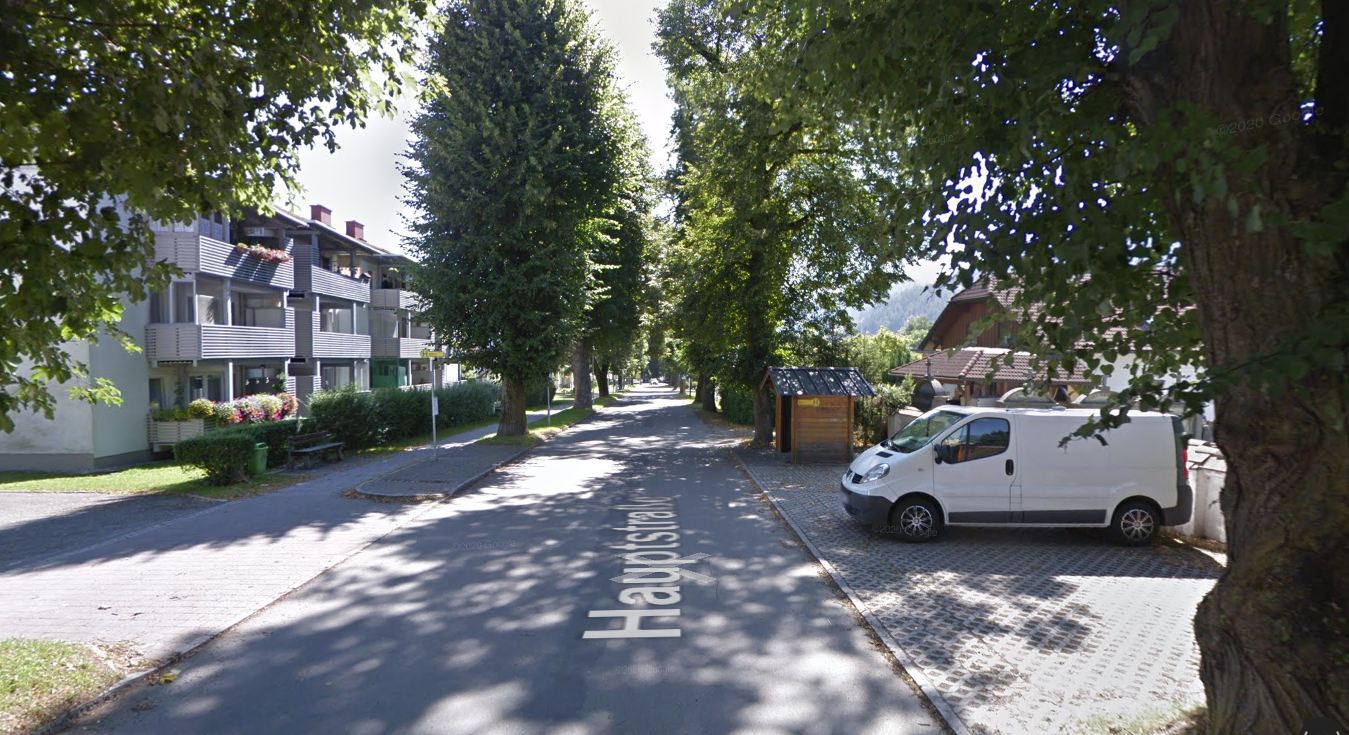 Wegen Grünschnittarbeiten war die Hauptstraße her auf einen Fahrstreifen verengt.