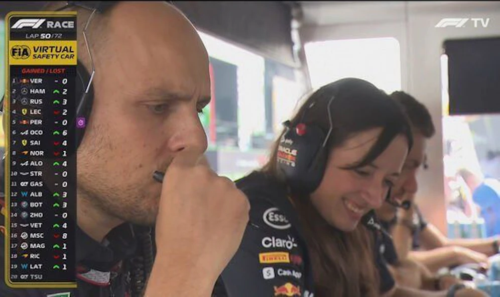 Red-Bull-Chefstrategin Schmitz gut gelaunt am Kommandostand