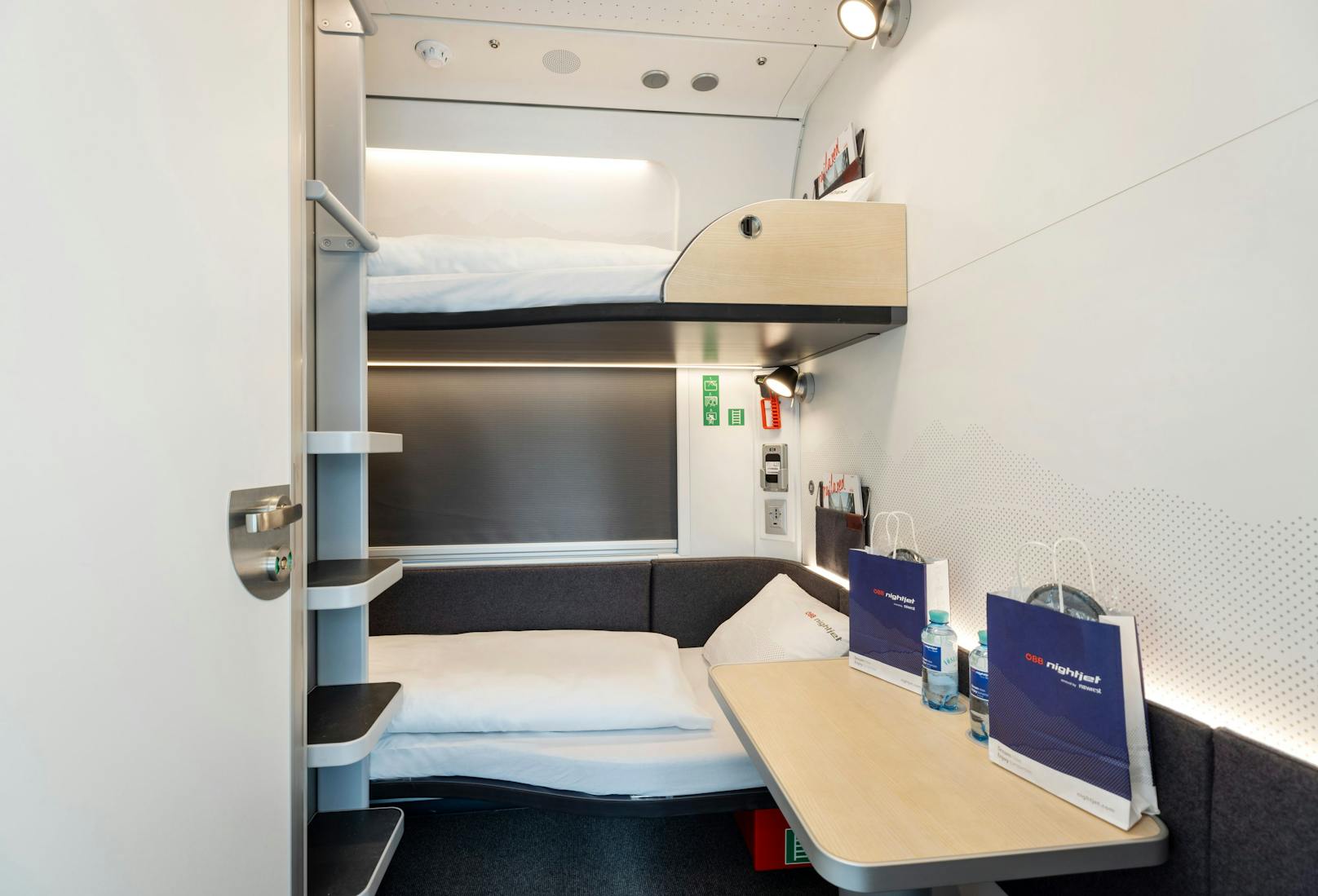 <strong>Schlafwagen</strong>: Diese Waggons sind ausschließlich mit Zweier-Abteilen ausgestattet. Unter den Betten ist reichlich Platz auch für größere Gepäckstücke.