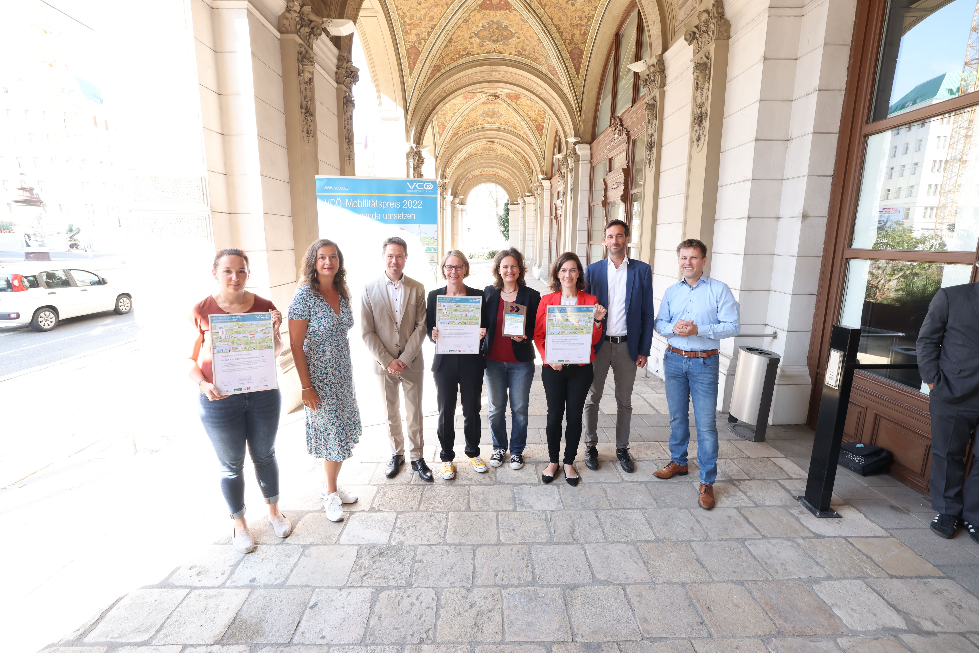 Freuten sich über die Mobilitätspreise 2022: Maria Schirmacher (Bildungsdirektion Wien), Mobilitätsstadträtin Ulli Sima (SPÖ), Christian Gratzer (VCÖ), Bezirksvorsteherin von Penzing Michaela Schüchner, Petra Jens (Mobilitätsagentur Wien), Nachhaltigkeitsbeauftragte des ORF Anita Malli, Harald Frey (TU Wien) und Franz Hammerschmid (ÖBB Infrastruktur AG).