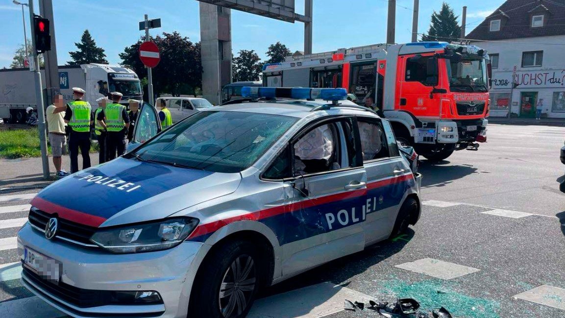 Heute.at - Polizeiauto rammt Mutter und Kind auf Kreuzung