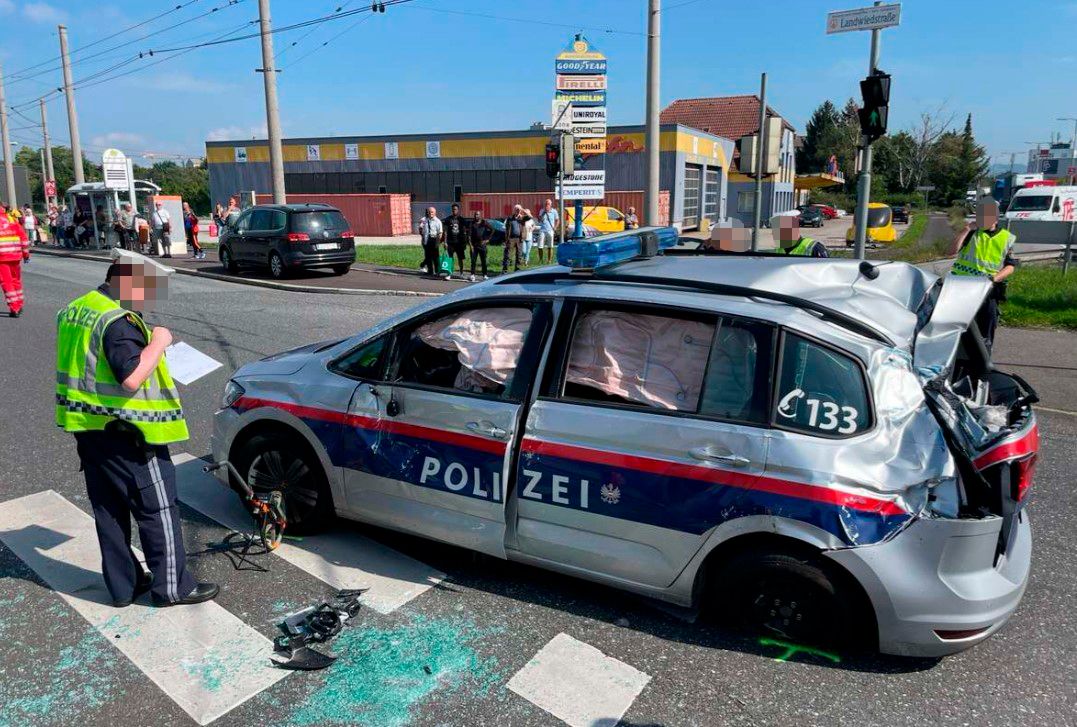 Schwerer Unfall Mit Streifenwagen – 3 Beamte Verletzt | Heute.at