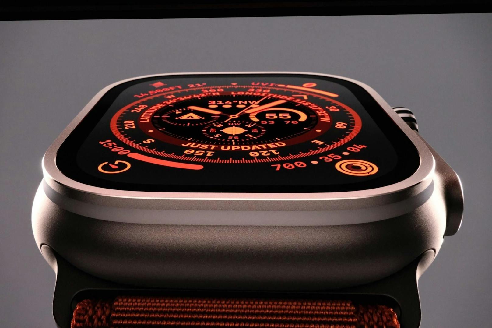 Die Apple Watch Ultra erhält auch ein neues Zifferblatt namens Wayfinder, das in der Nacht auf rot umgestellt werden kann. 