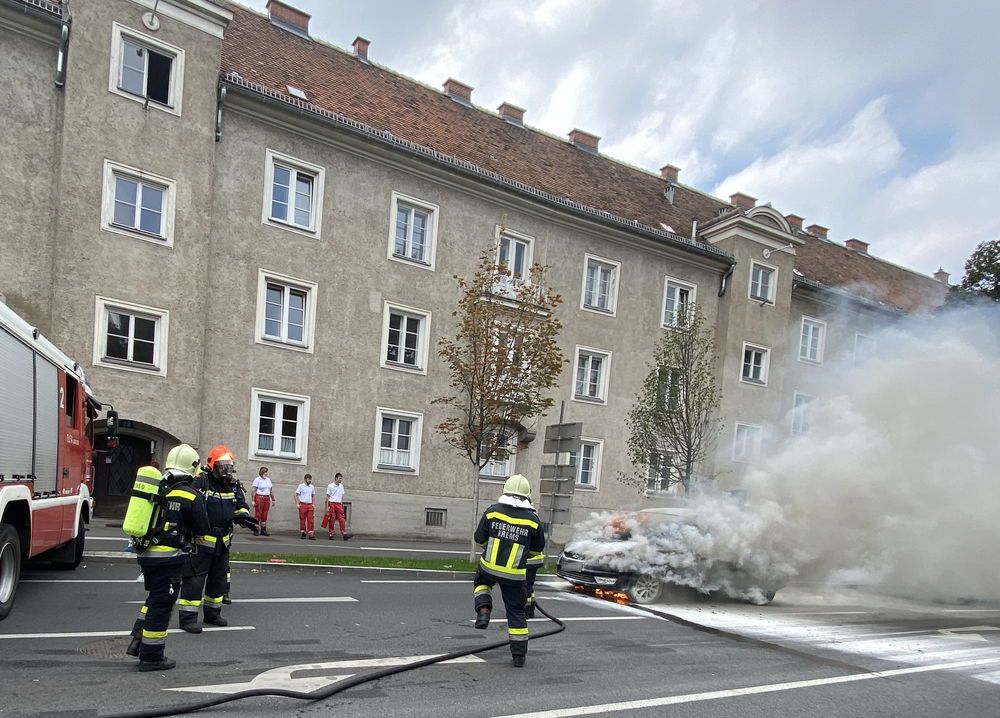 Hohe Flammen schlugen der Feuerwehr aus dem Motorraum entgegen.