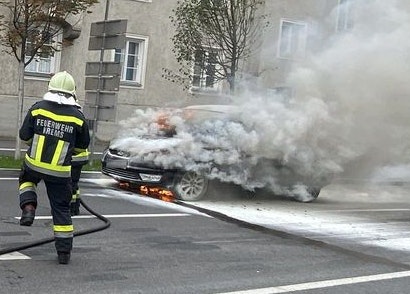 Hohe Flammen schlugen der Feuerwehr aus dem Motorraum entgegen.