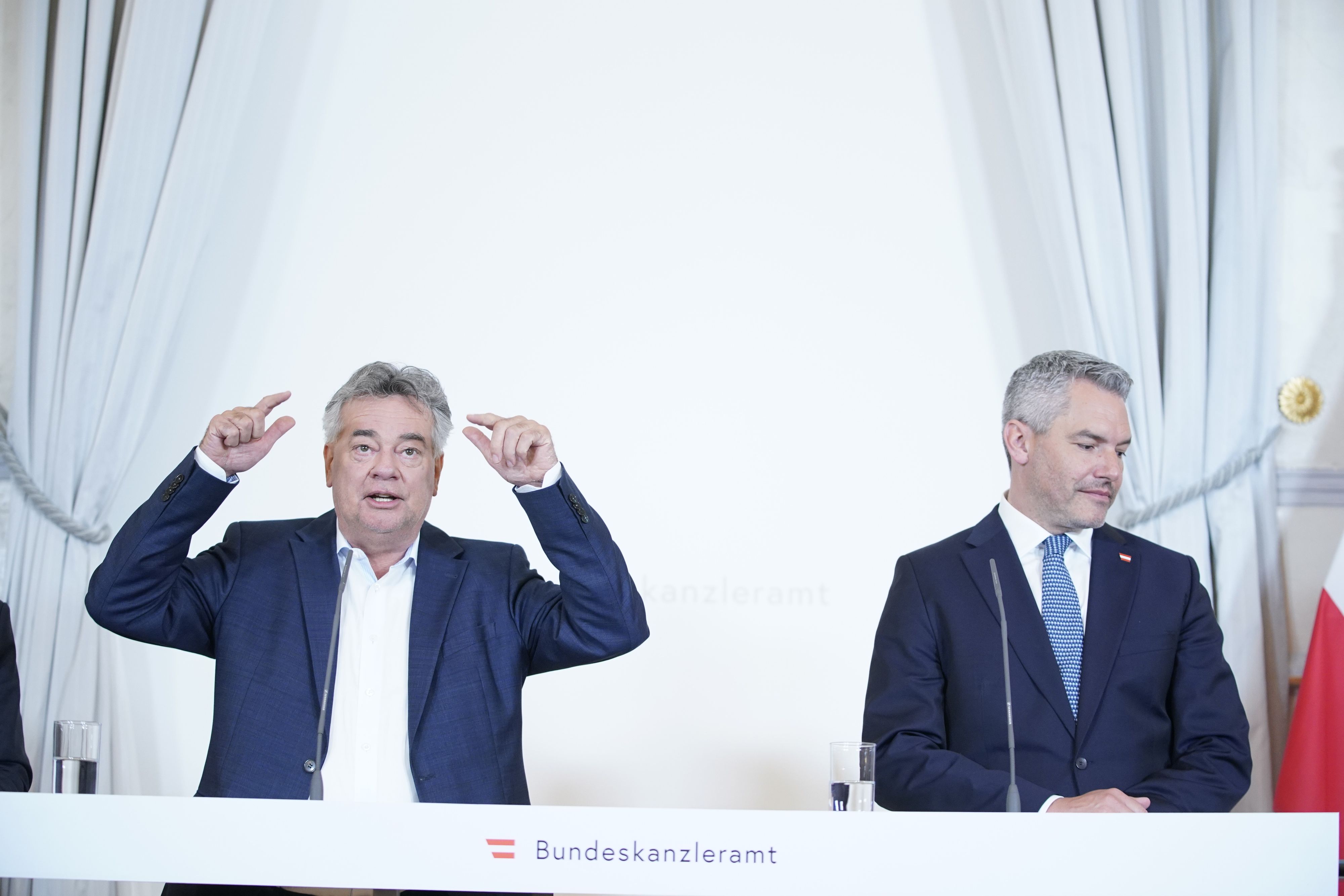 Strombremser: Vizekanzler Kogler (hier mit Kanzler Nehammer) drehte im Sommer die Klimaanlage im Büro nicht voll auf, sondern schwitzte bei 28 Grad.