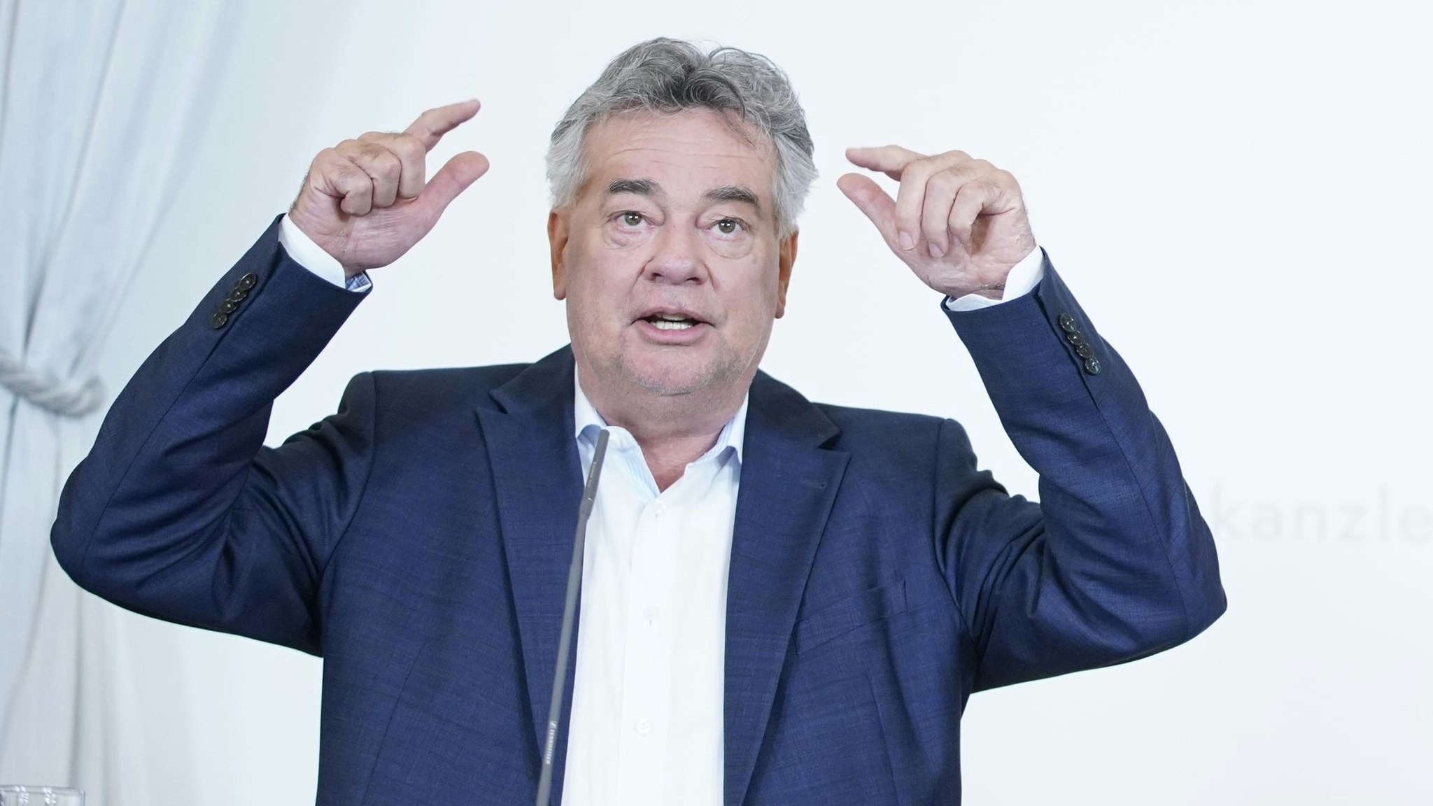 Werner Kogler musste im Sommer in seinem Büro schwitzen.