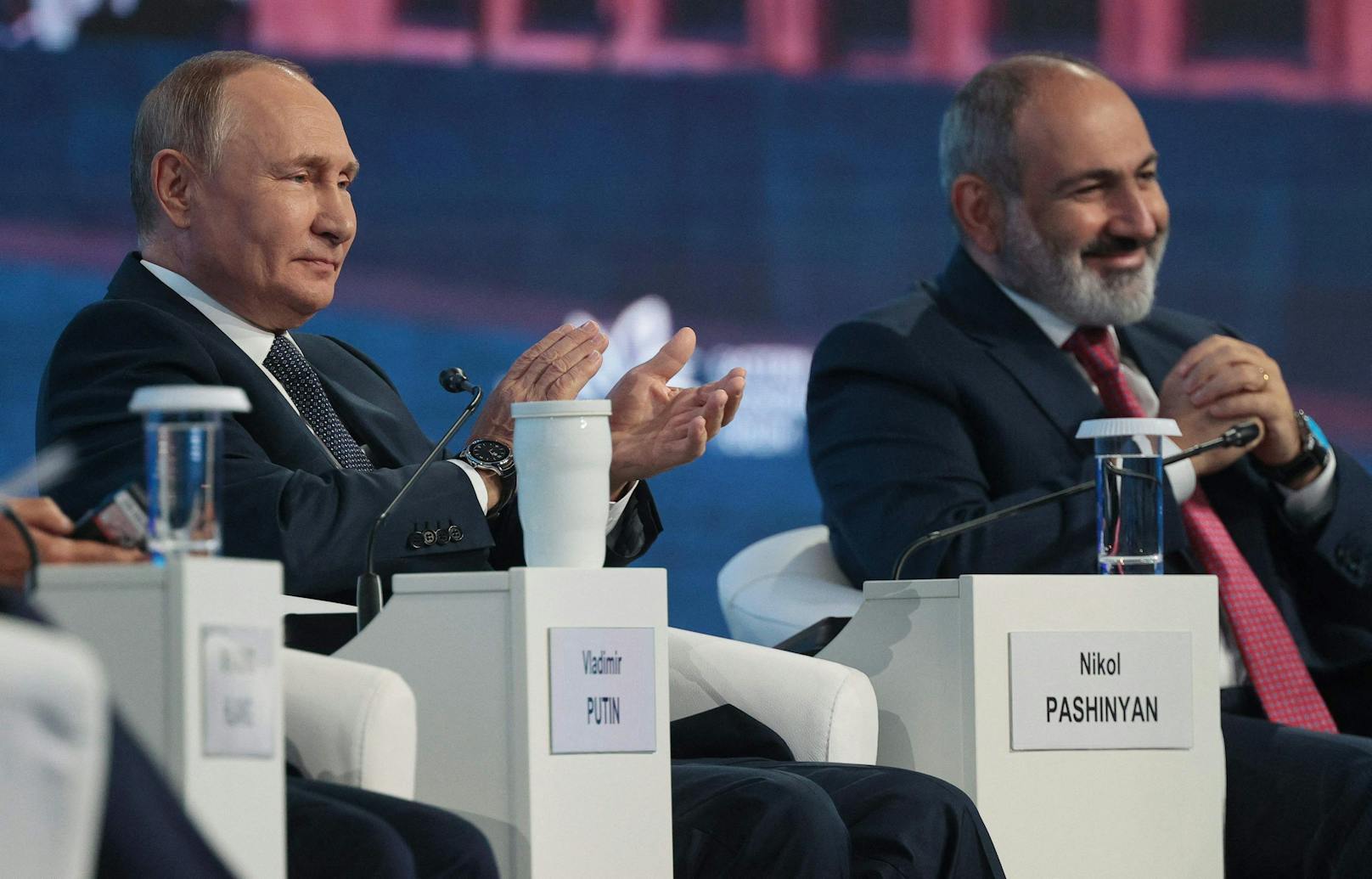 Wladimir Putin und der armenische Premierminister Nikol Pashinyan beim Wirtschafsforum.