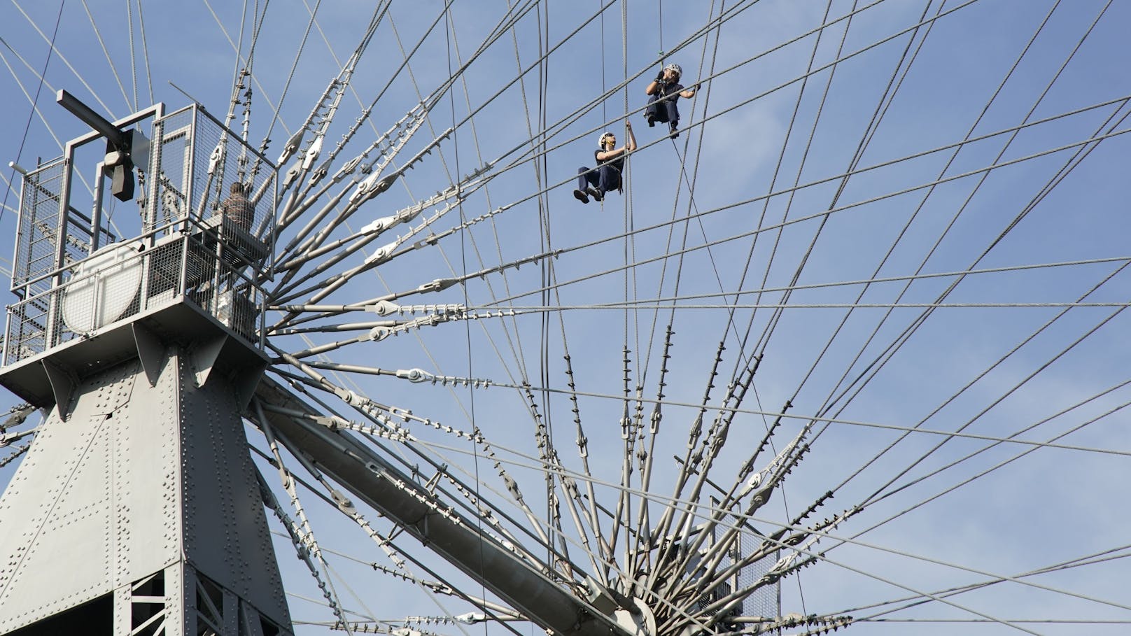 Das Riesenrad sperrte wegen den kletternden Polizisten ausnahmsweise am Mittwoch später auf.