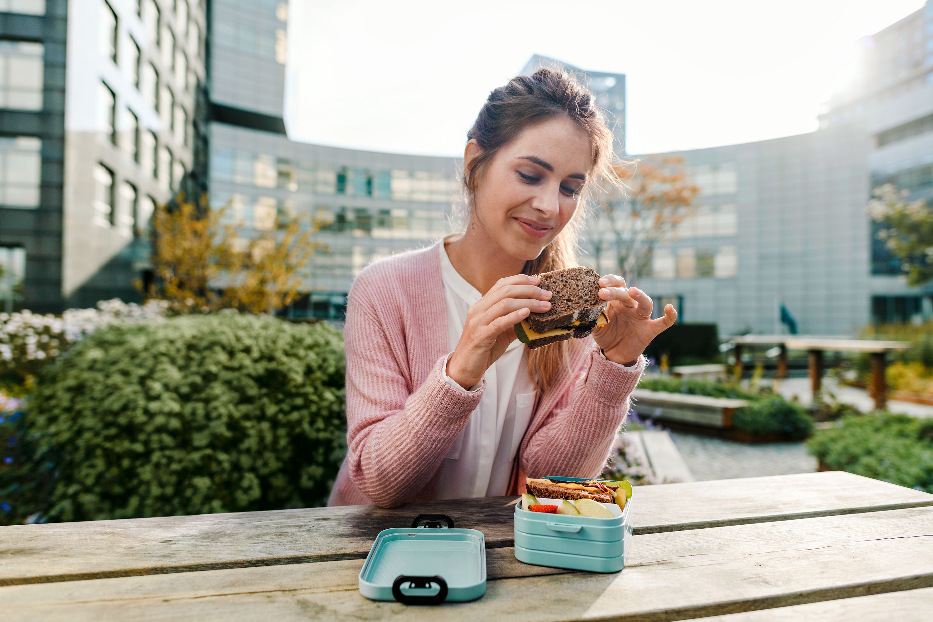 Das Schöne an einem gesunden und leckeren Mittagssnack ist, dass er sich nahezu endlos variieren lässt. Im Bild: Die Mepal Lunchbox "Take a break"