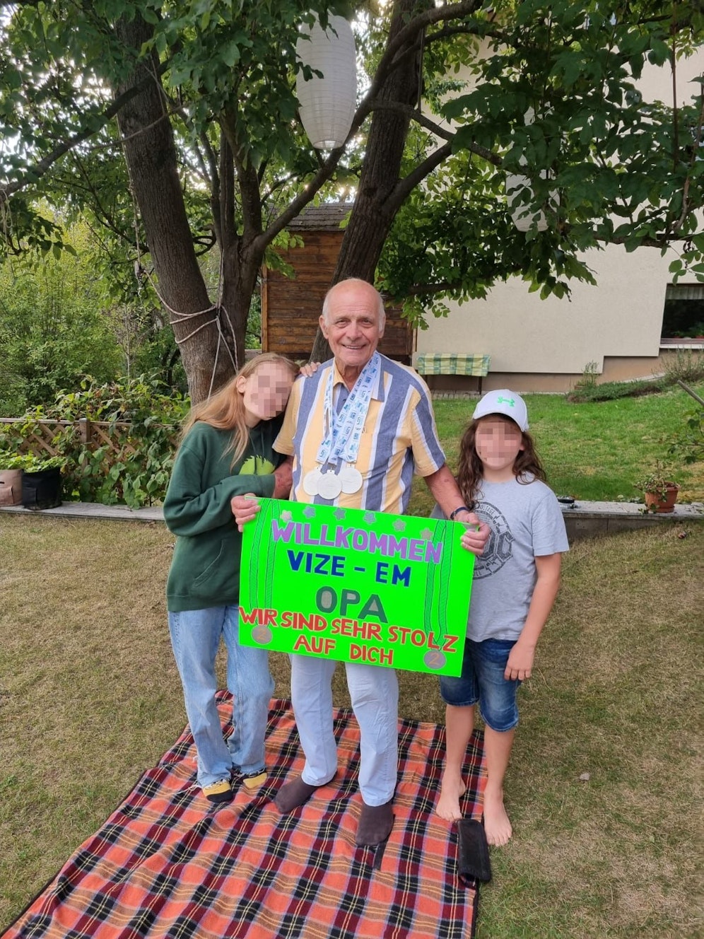 Seine Enkel (14 und 9) sind sehr stolz auf ihn: Wilfried Schneider ist Vize-Europameister im Kraulen in seiner Kategorie 