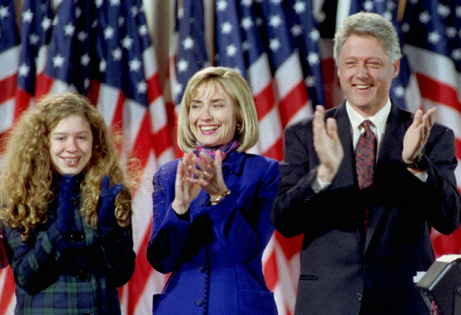 US-Präsident Bill Clinton im Jahr 1992 mit Ehefrau Hillary und Tochter Chelsea (12)