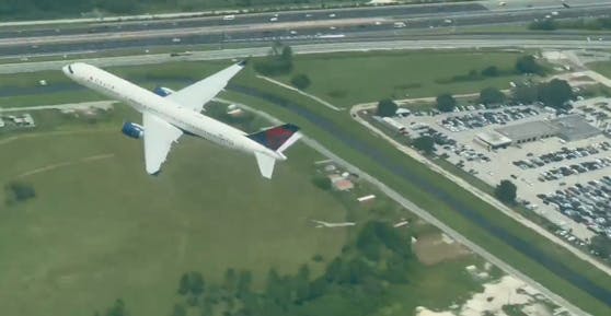 Ein Passagier filmte den Moment als die Boeing vorbeiflog.