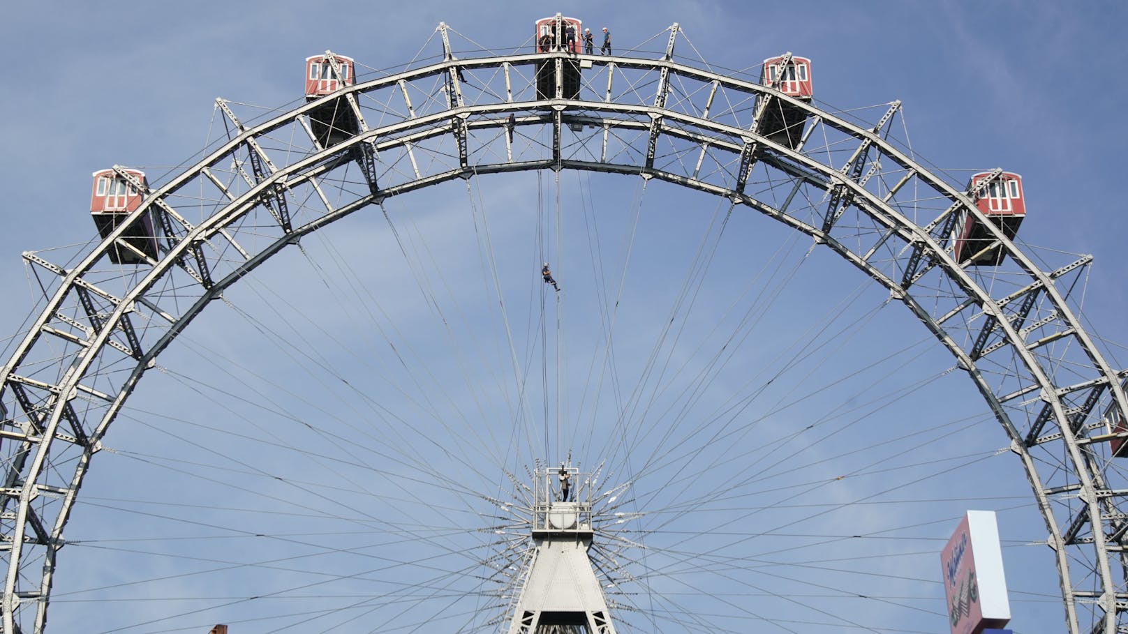 Die Beamten hatten auch in großer Höhe am Riesenrad alles fest im Griff.