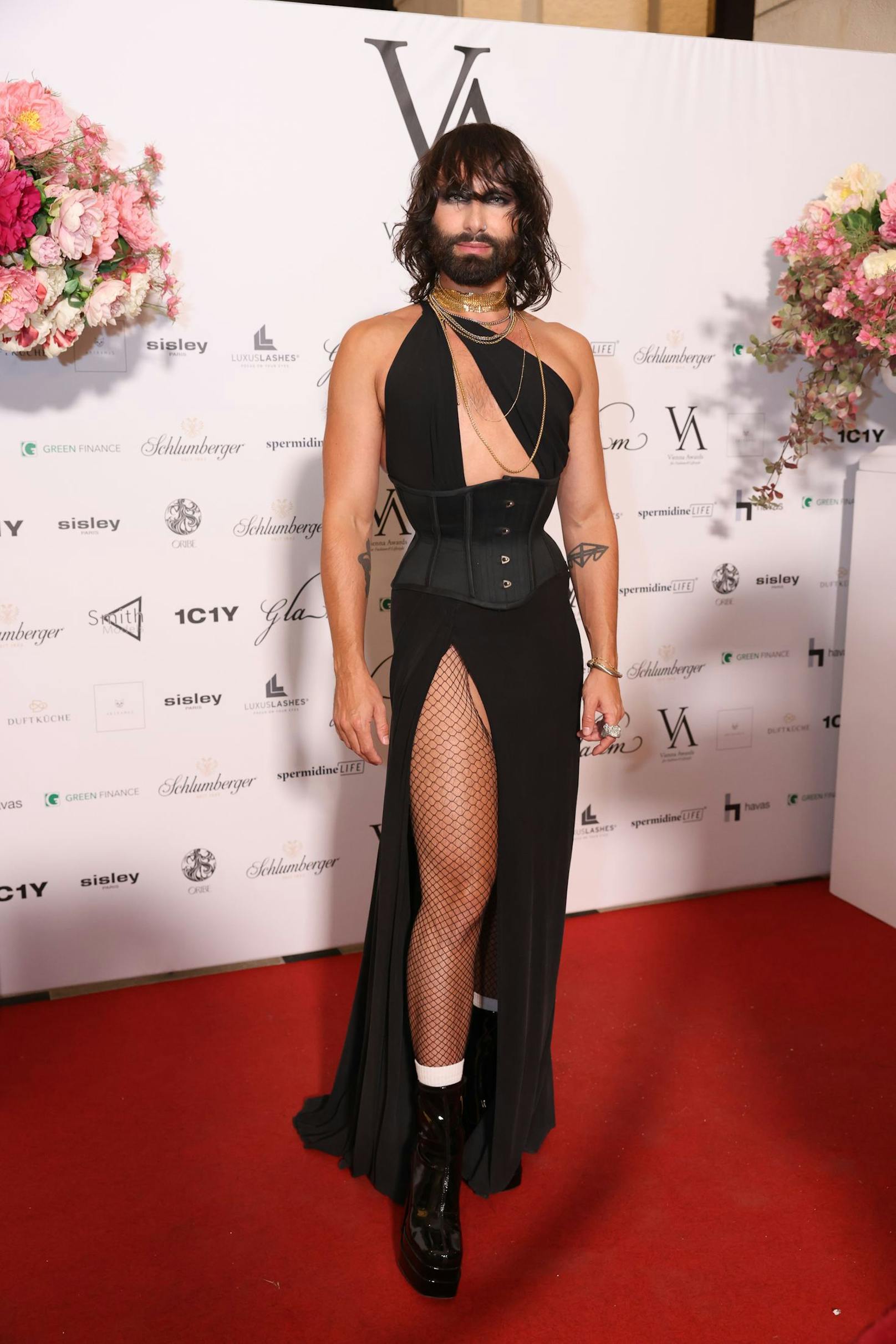 Conchita Wurst begeistert im Korsett-Kleid