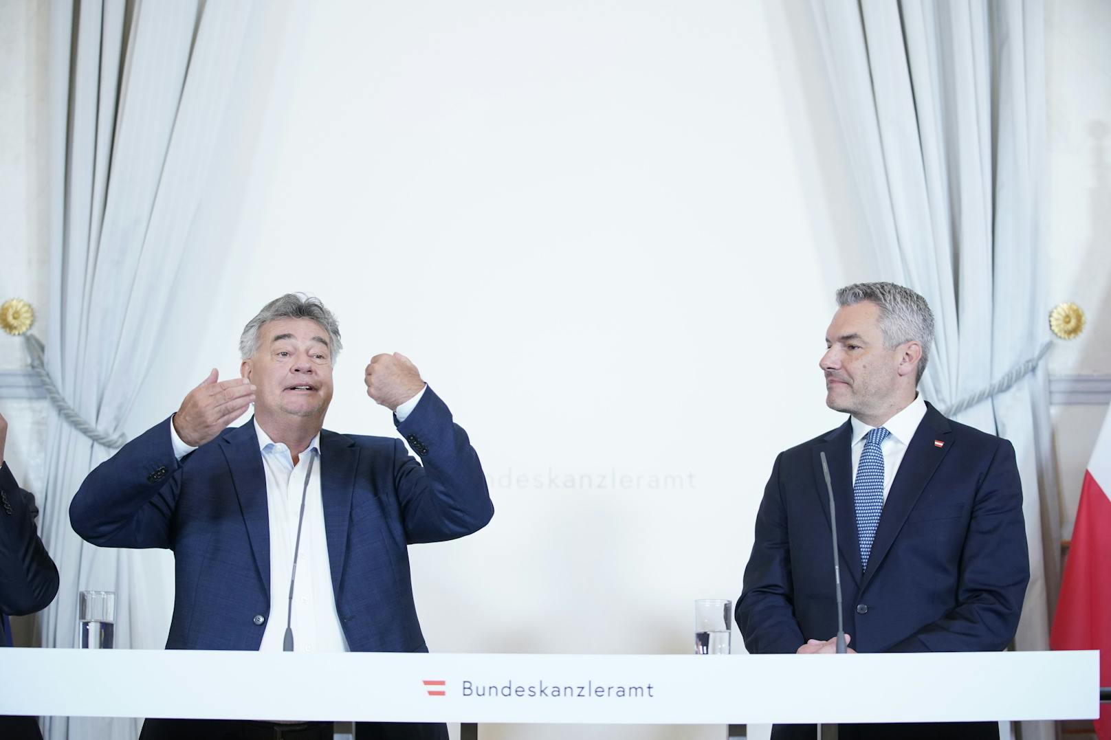 Mit Händen und Füßen bei der Sache: Vizekanzler Werner Kogler (G), Bundeskanzler Karl Nehammer (ÖVP)