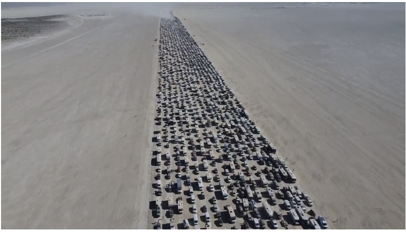 Atemberaubende Bilder vom Burning Man Festival. Die Wartezeit betrug teilweise bis zu acht Stunden.