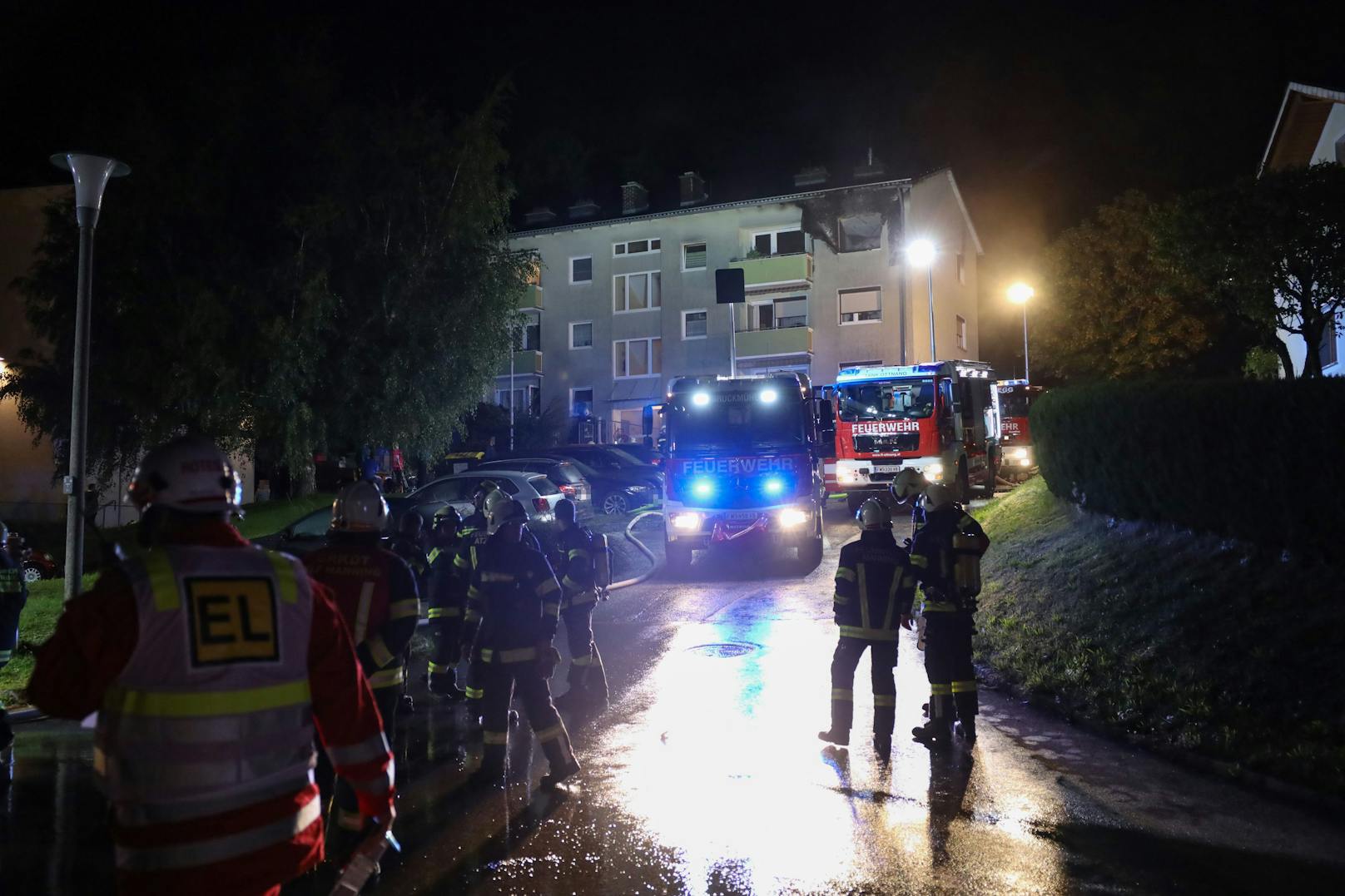 Bewohner der Brandwohnung sowie die anderen Hausbewohnerinnen und Bewohner konnten das Gebäude noch vor dem Eintreffen der Feuerwehr verlassen.