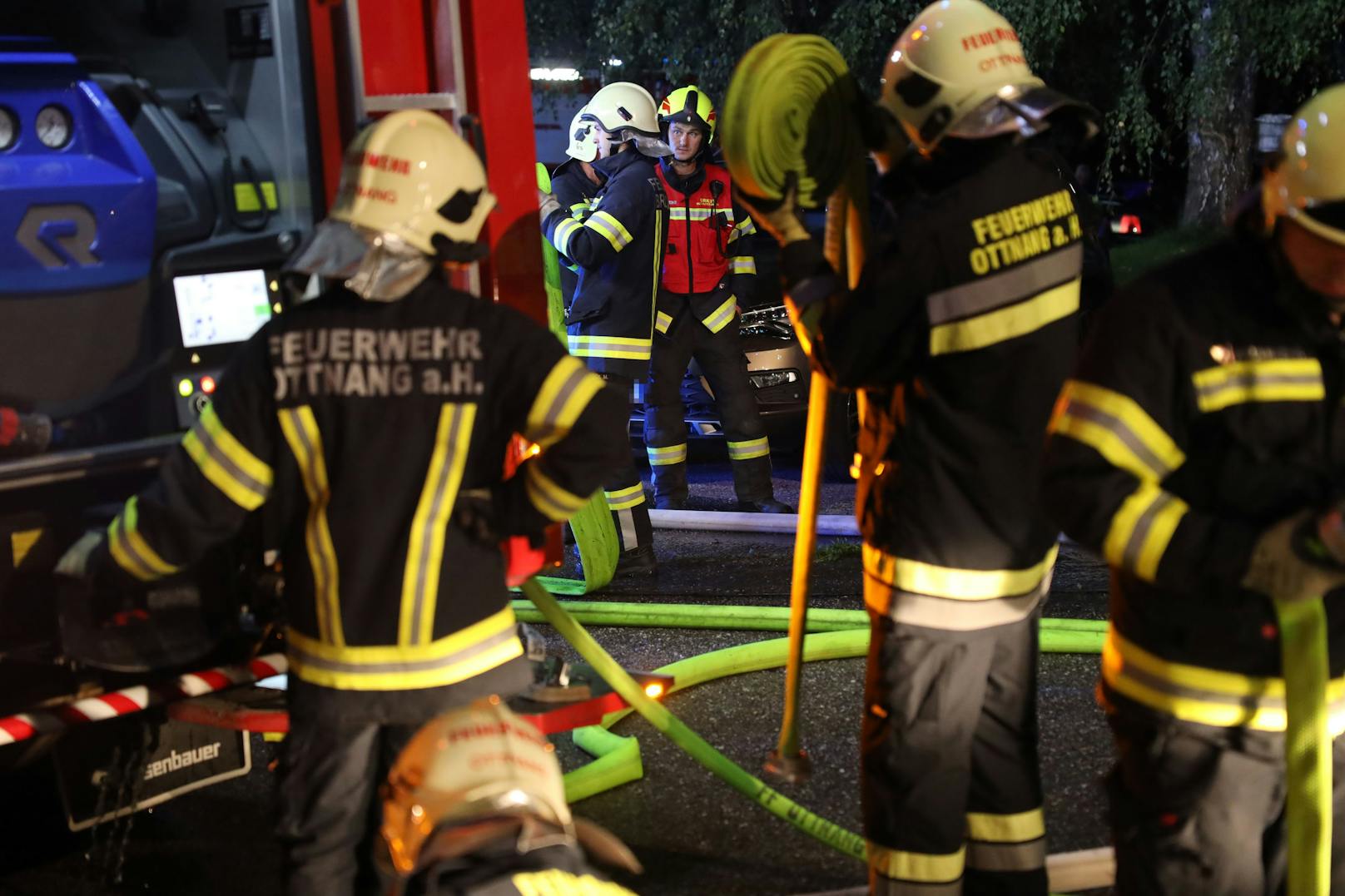 In einer Wohnung im obersten Stock ist aus noch unbekannter Ursache ein Feuer ausgebrochen, welches durch die Fenster auf die Fassade übergegriffen hat und auch die Fassade in Mitleidenschaft zog.