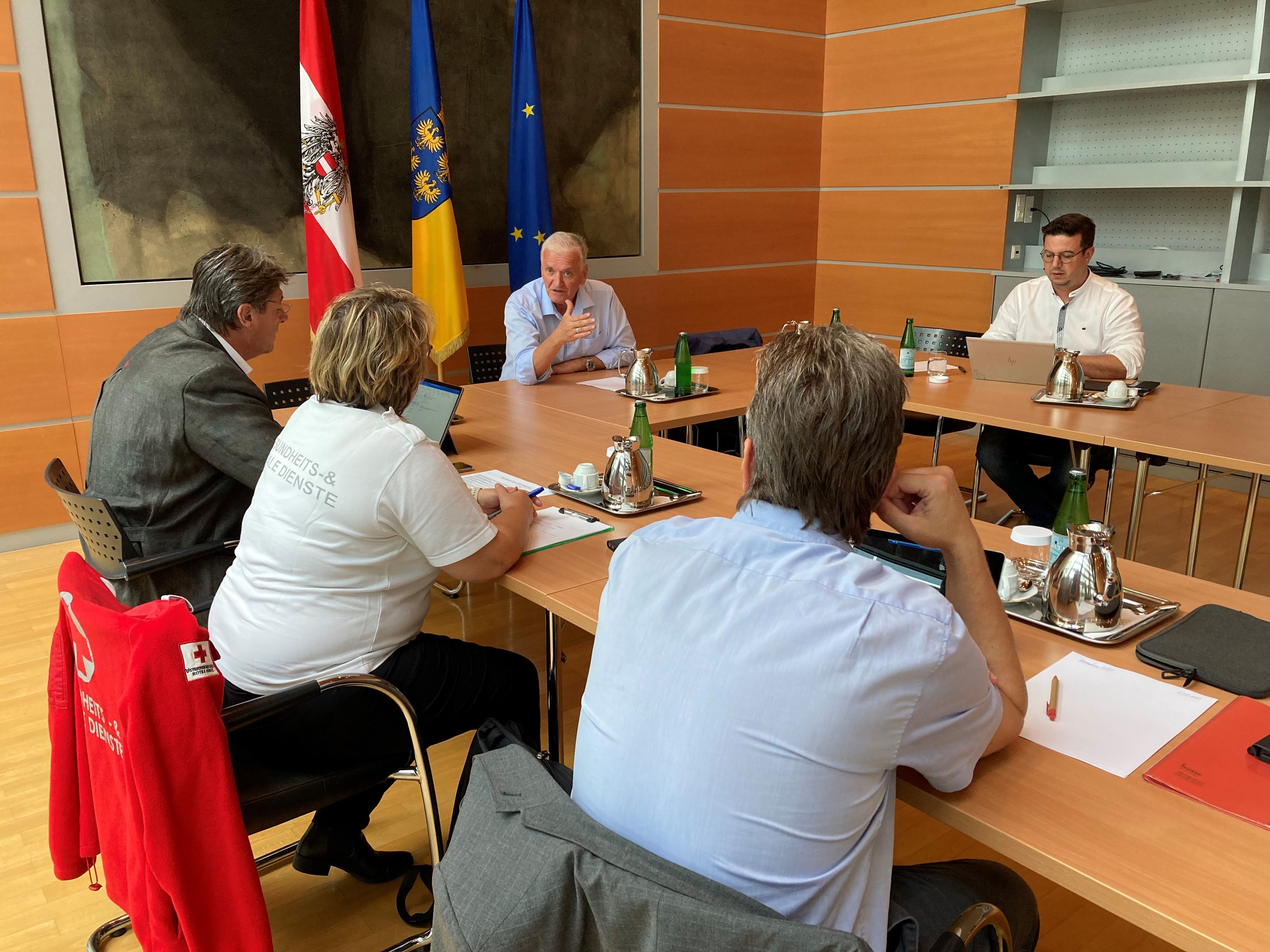 Landeshauptfrau-Stellvertreter Franz Schnabl beim Treffen mit den Zuständigen von den Sozialmärkten in NÖ übermitteln. 