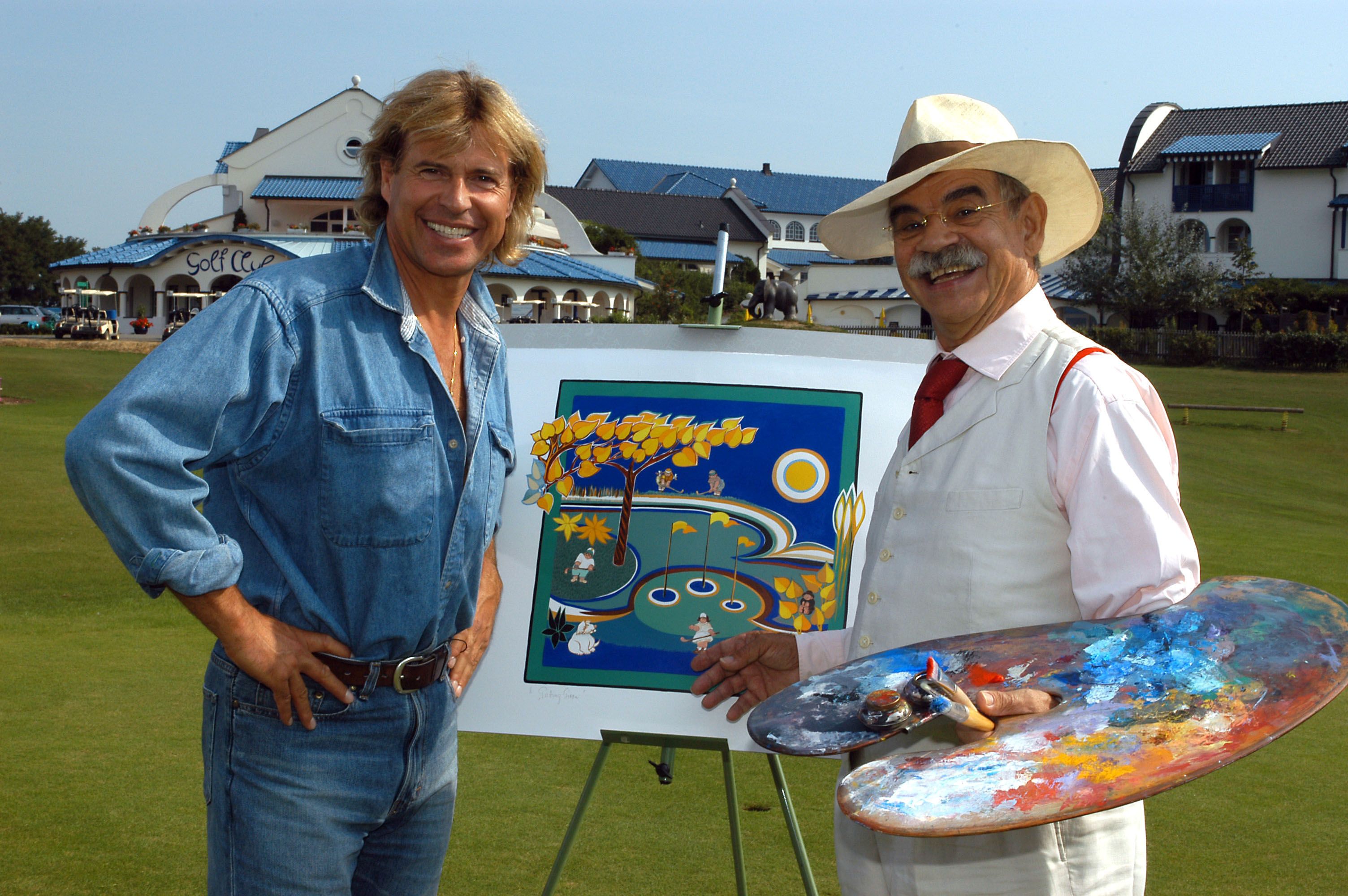 Künstler <strong>Gottfried Kumpf</strong> mit Schlagerstar Hansi Hinterseer vor der Kumpftherme in Stegersbach (B).