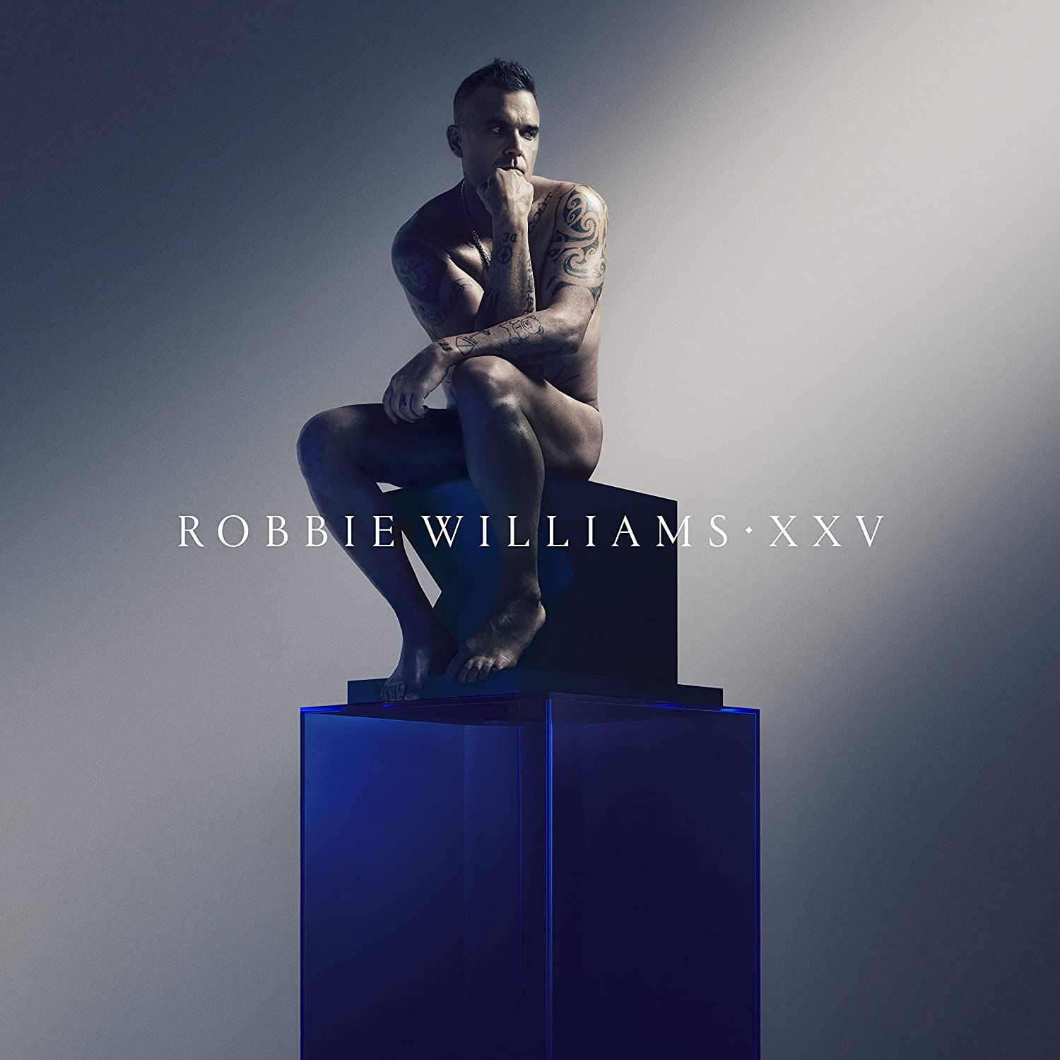 Am Cover posiert Robbie Williams als Rodins 