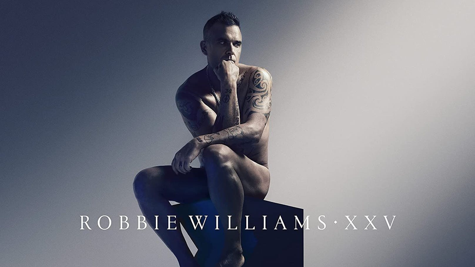 Am Cover posiert Robbie Williams als Rodins "Der Denker".
