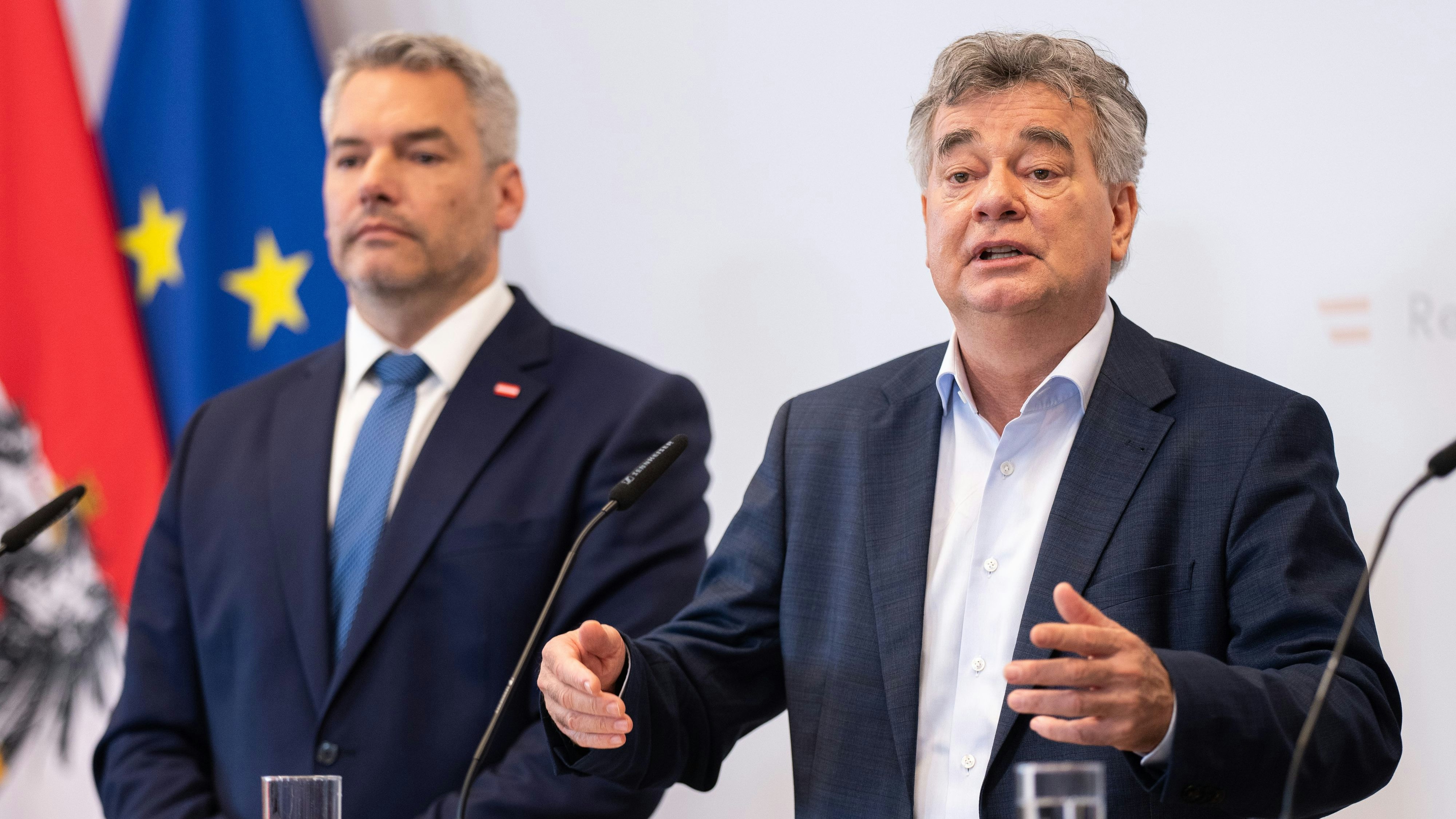 Bundeskanzler Karl Nehammer (ÖVP) und Vizekanzler Werner Kogler (Grüne) traten vor die Presse. 