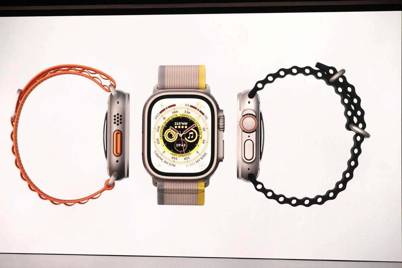 Die dritte neue Apple Watch heißt Ultra. Sie ist besonders für Extremsportlerinnen und Extremsportler gedacht. Die Uhr hat ein Gehäuse aus Titan und ein besonders helles Display.