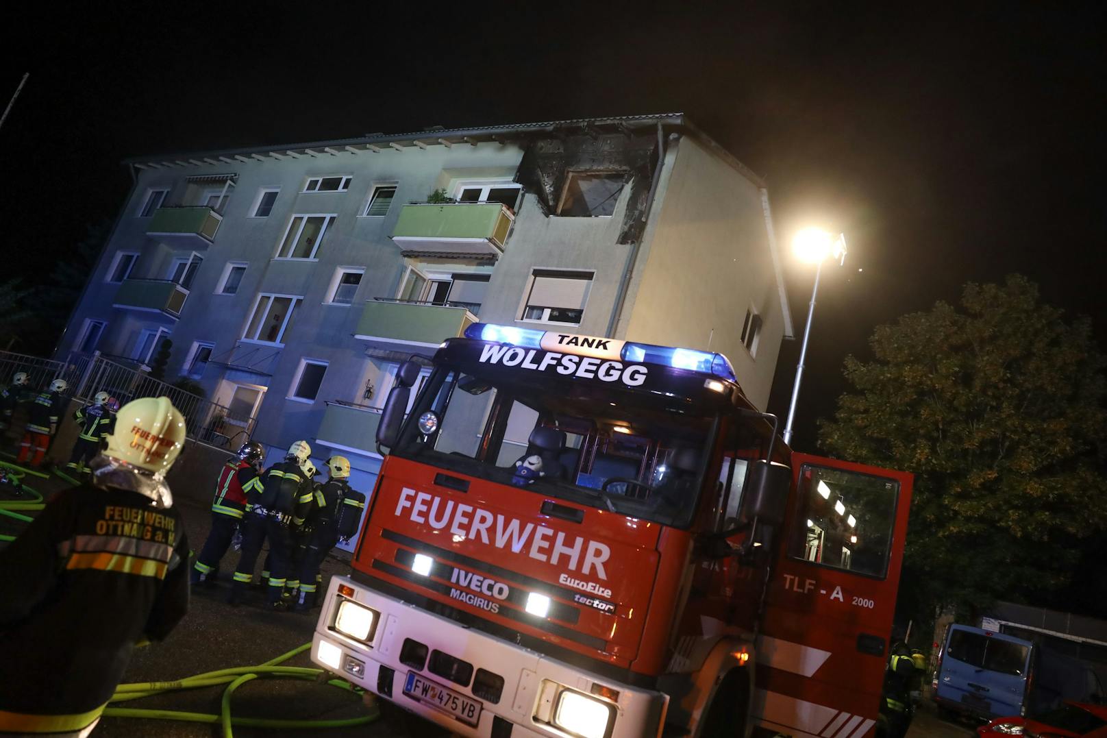 Die Feuerwehr wurde in der Nacht auf Mittwoch zu einem Wohnungsbrand in<br>einem Mehrparteienwohnhaus in Wolfsegg am Hausruck alarmiert.