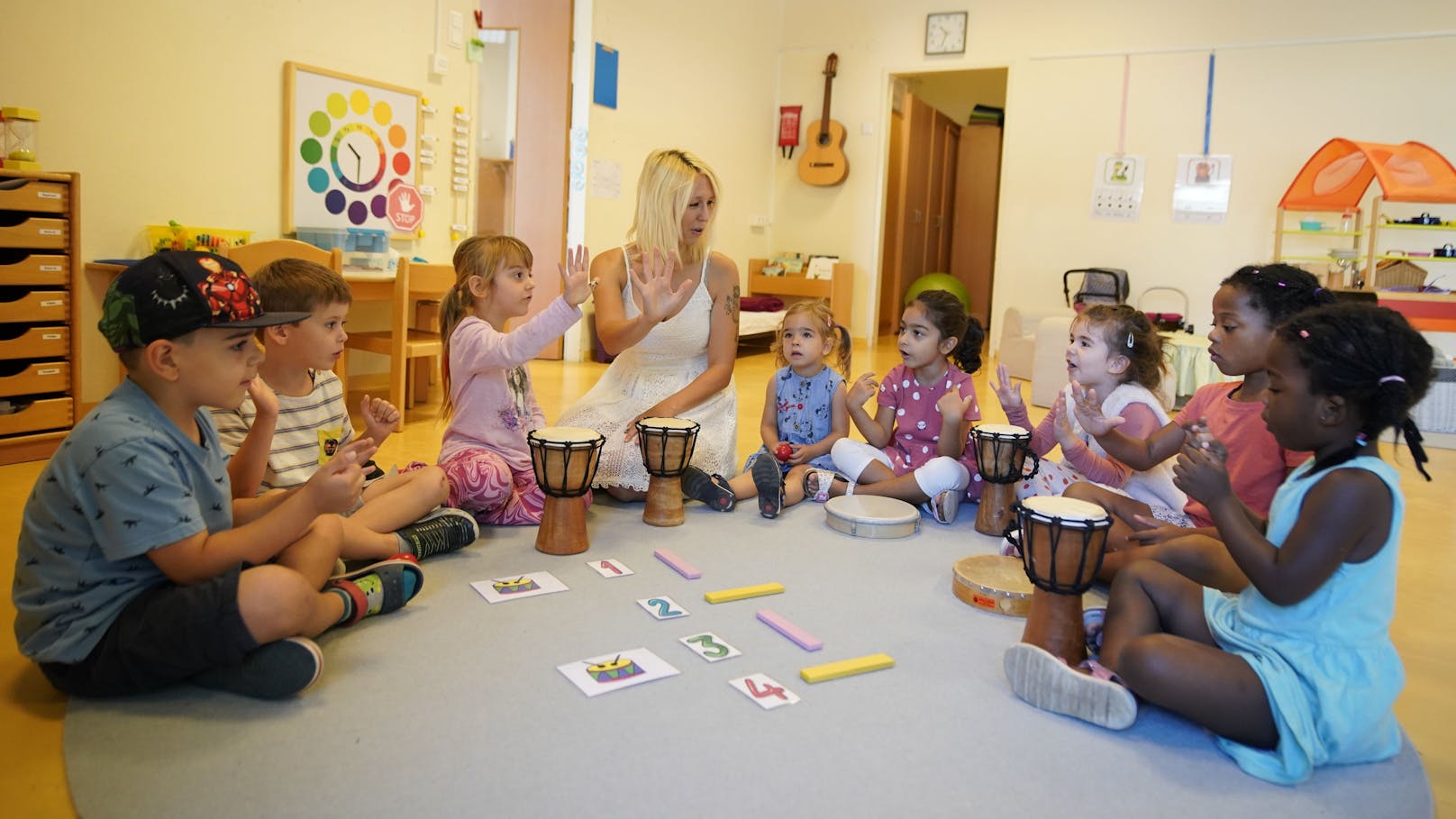 "Ich kann bis zehn zählen", singen die Kinder im Chor. Mit einem neuen Konzept vermittelt Elementarpädagogin Denise Garbardi Mathematik über Musik.